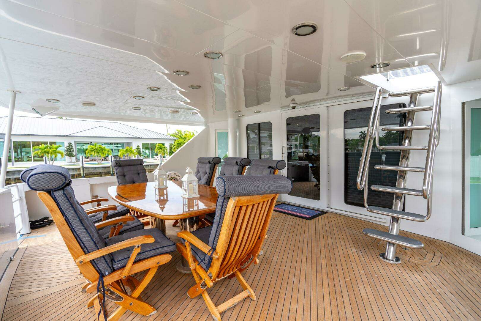 2001 Hatteras 100 Motor Yacht - Image 9