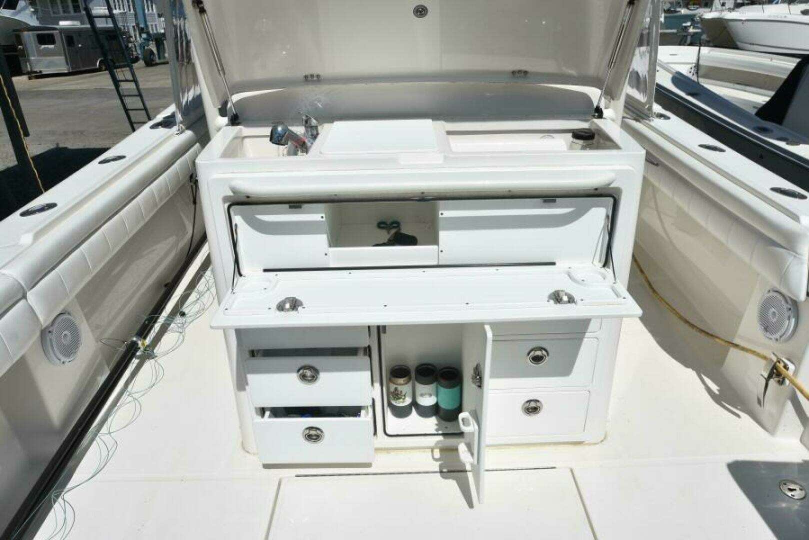 2018 Regulator 34 SS - Image 14