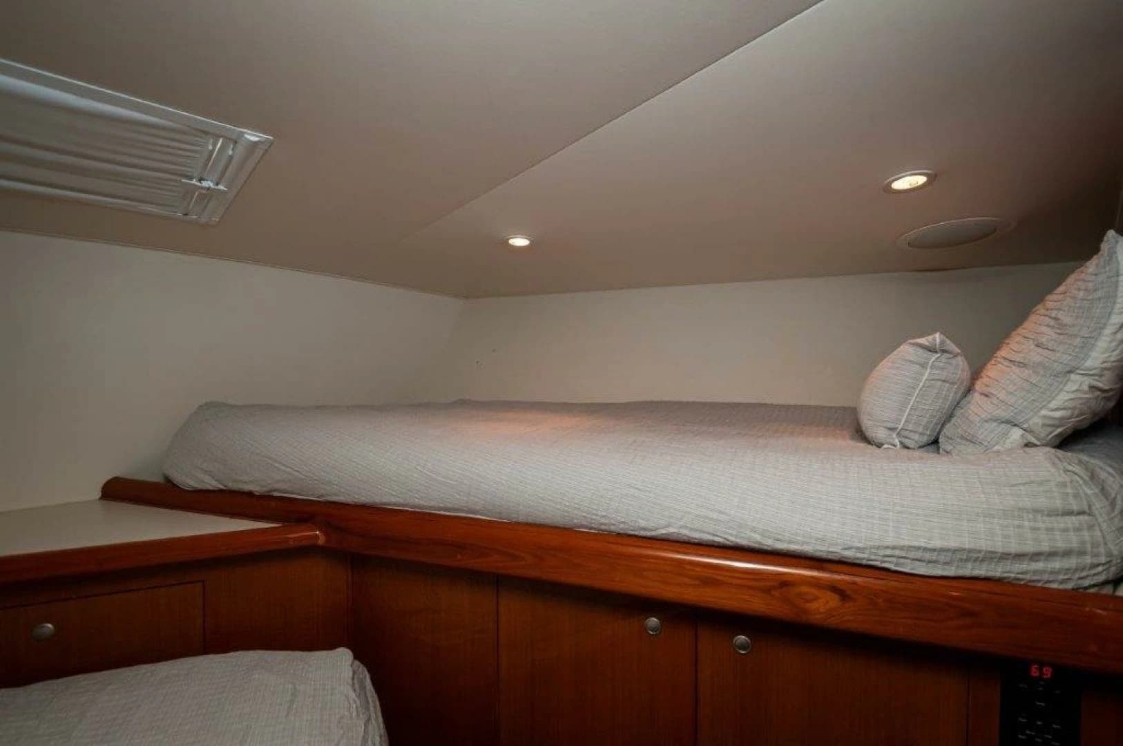 2001 Viking 61 Convertible - Image 21
