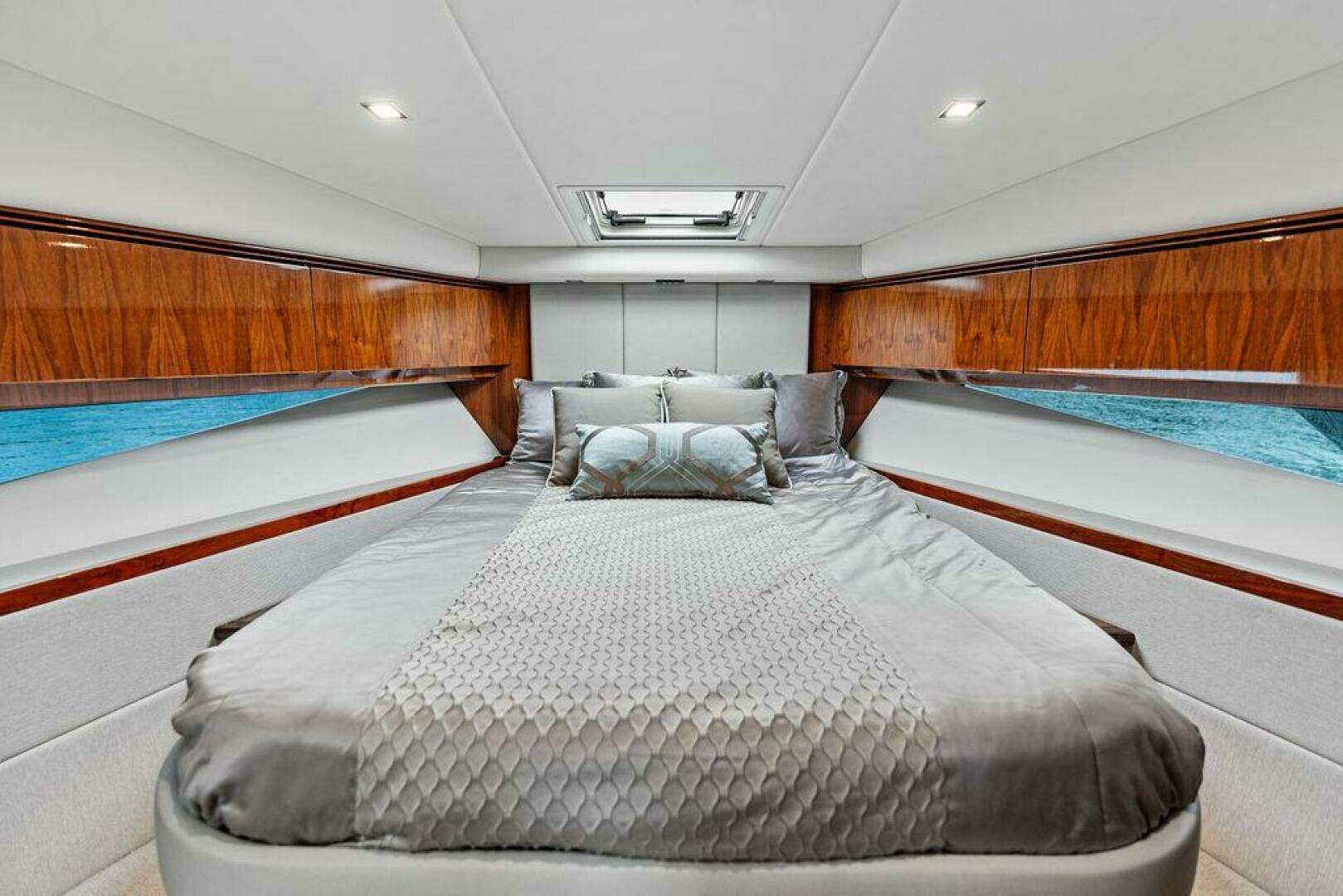 2018 Riviera 4800 Sport Yacht - Image 25