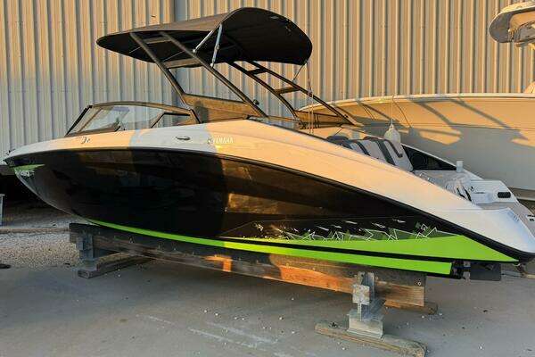 2021 Yamaha Boats AR 250 - Image 1