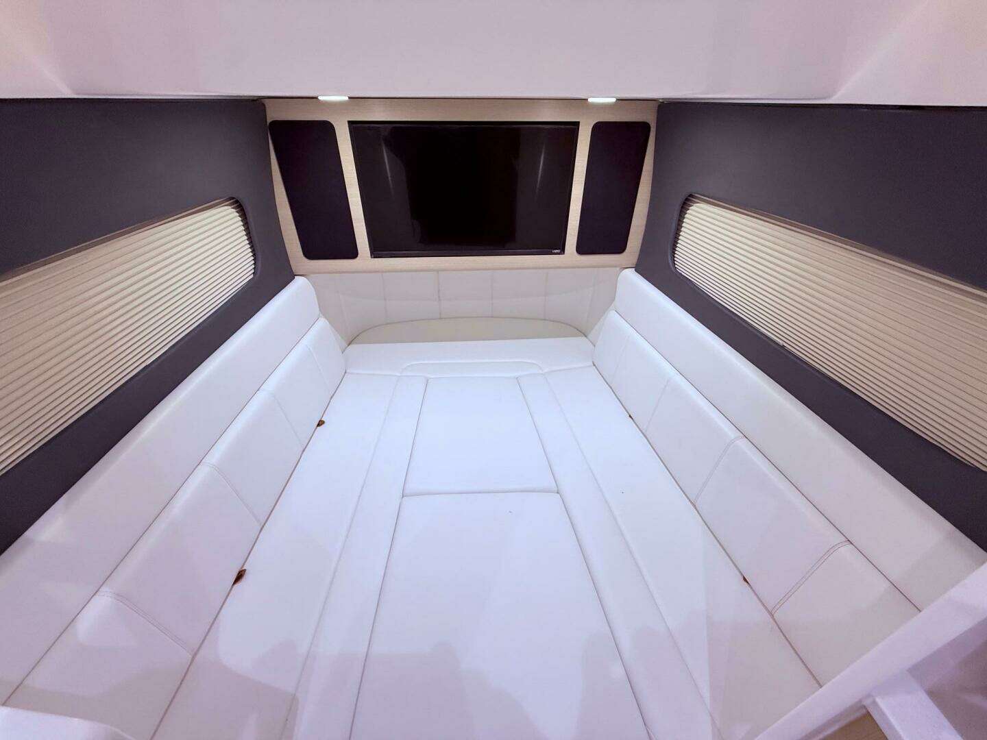 2006 Carver 43 Motor Yacht - Image 42