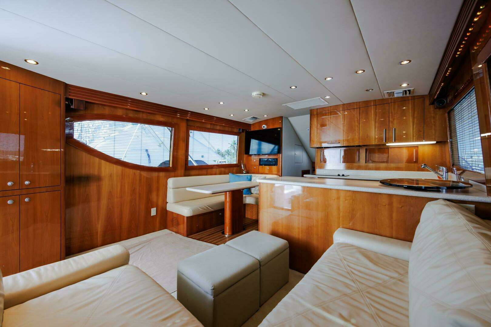 2005 Hatteras 50 Convertible - Image 14