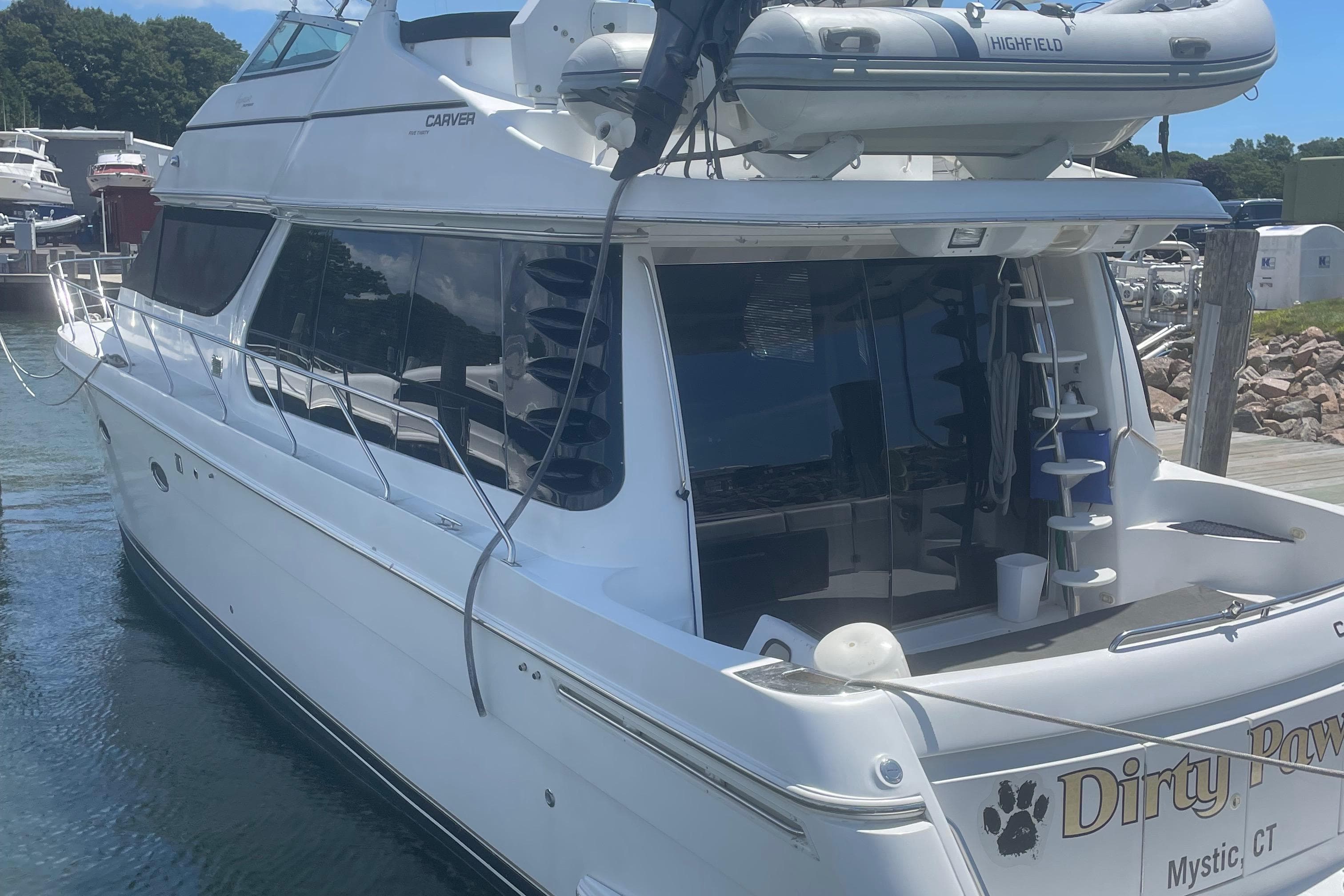 2000 Carver 530 Voyager Pilothouse yacht docked in Mystic, CT marina.