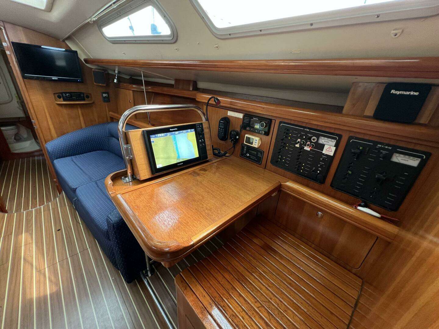 2004 Hunter 41 - Image 12