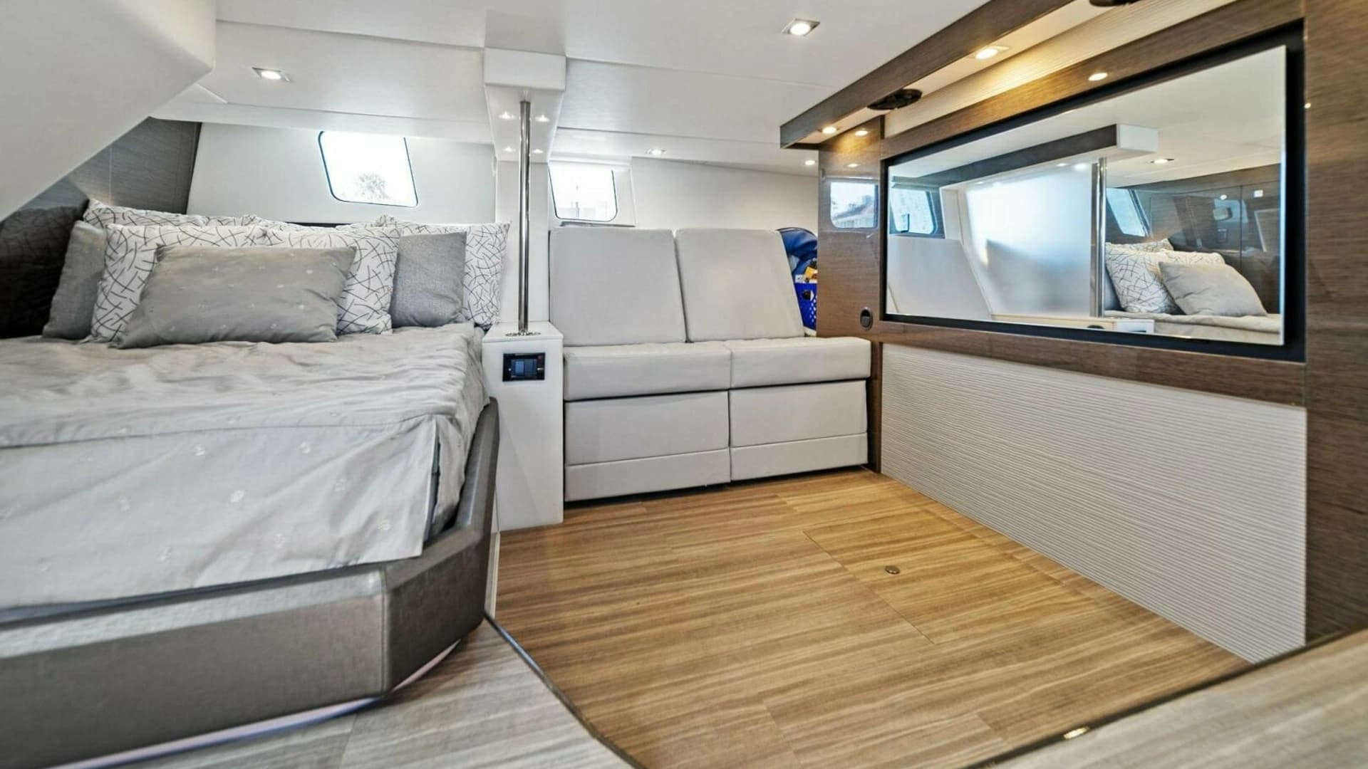 2019 Cruisers Yachts 45 Cantius - Image 47