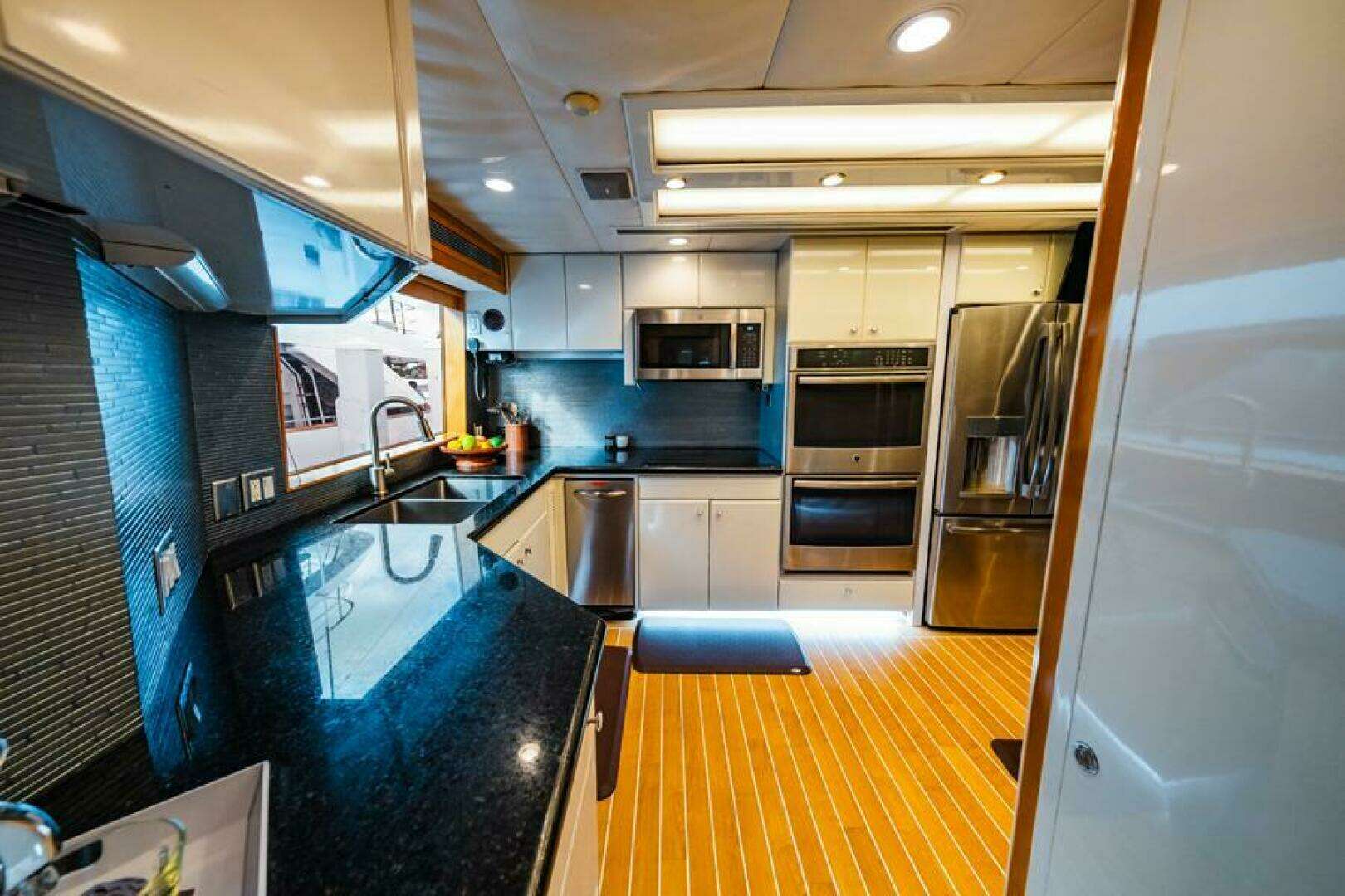 1995 Hatteras Flybridge Motor Yacht - Image 56