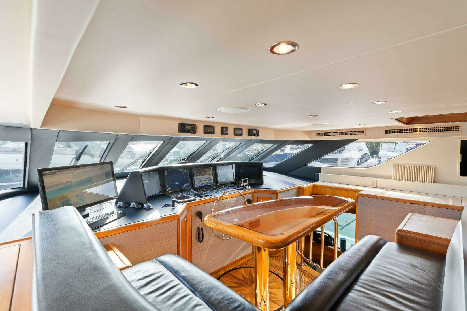 2005 Hatteras 100 Motor Yacht - Image 32