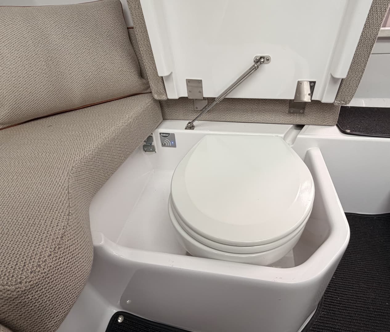 2021 Axopar 37 XC Cross Cabin - Image 14