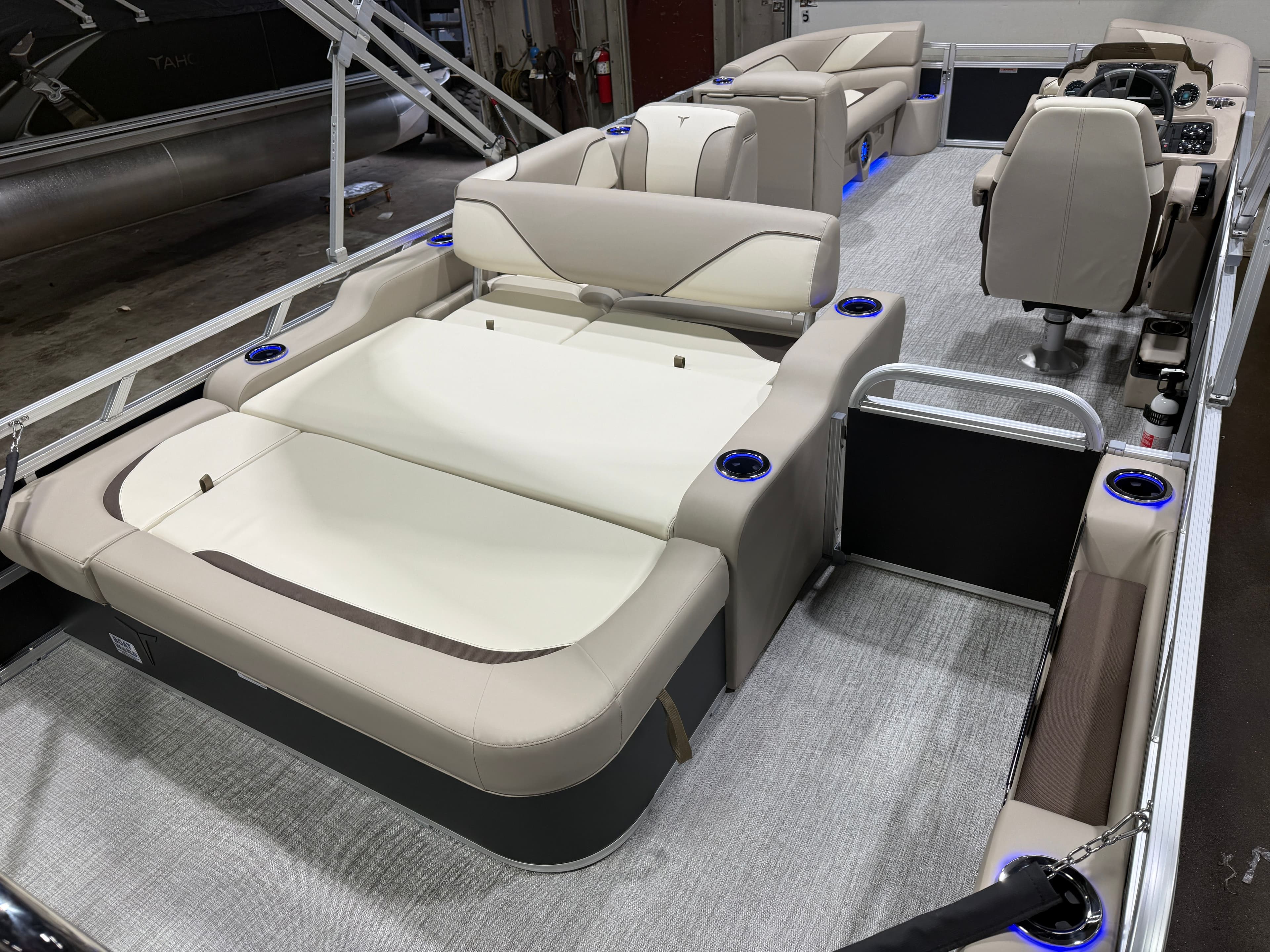 2026 Tahoe Sport 200HP VRB 2385 Swingback Tritoon - 22