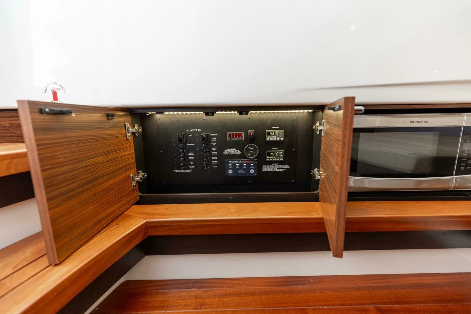 2019 Pursuit S 368 - Image 11