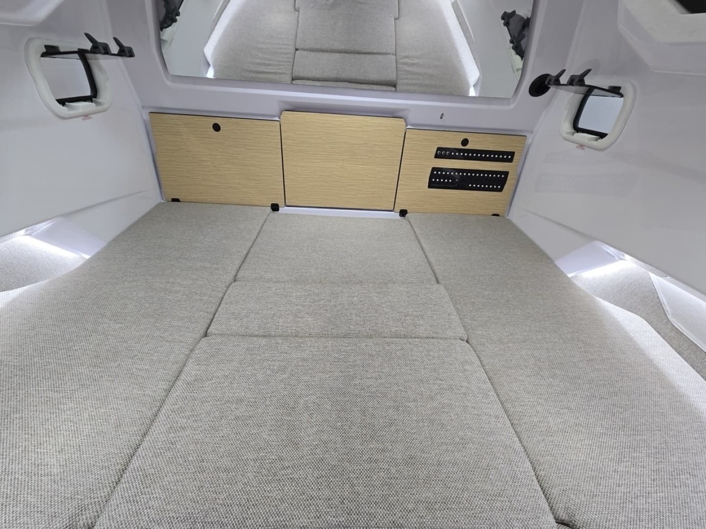 2026 Axopar Cross Cabin - Image 20