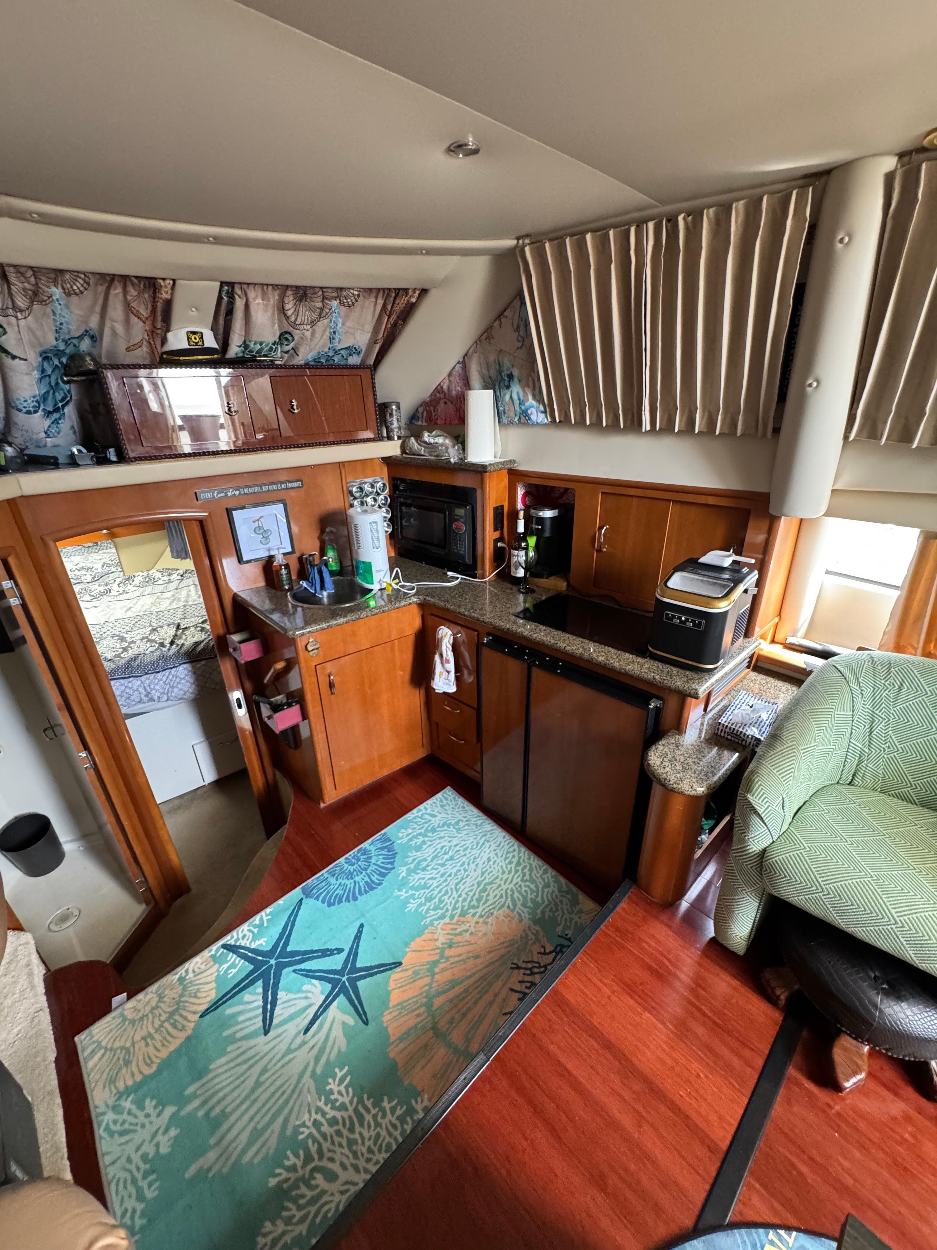 2005 Carver 41 Cockpit Motor Yacht - 21