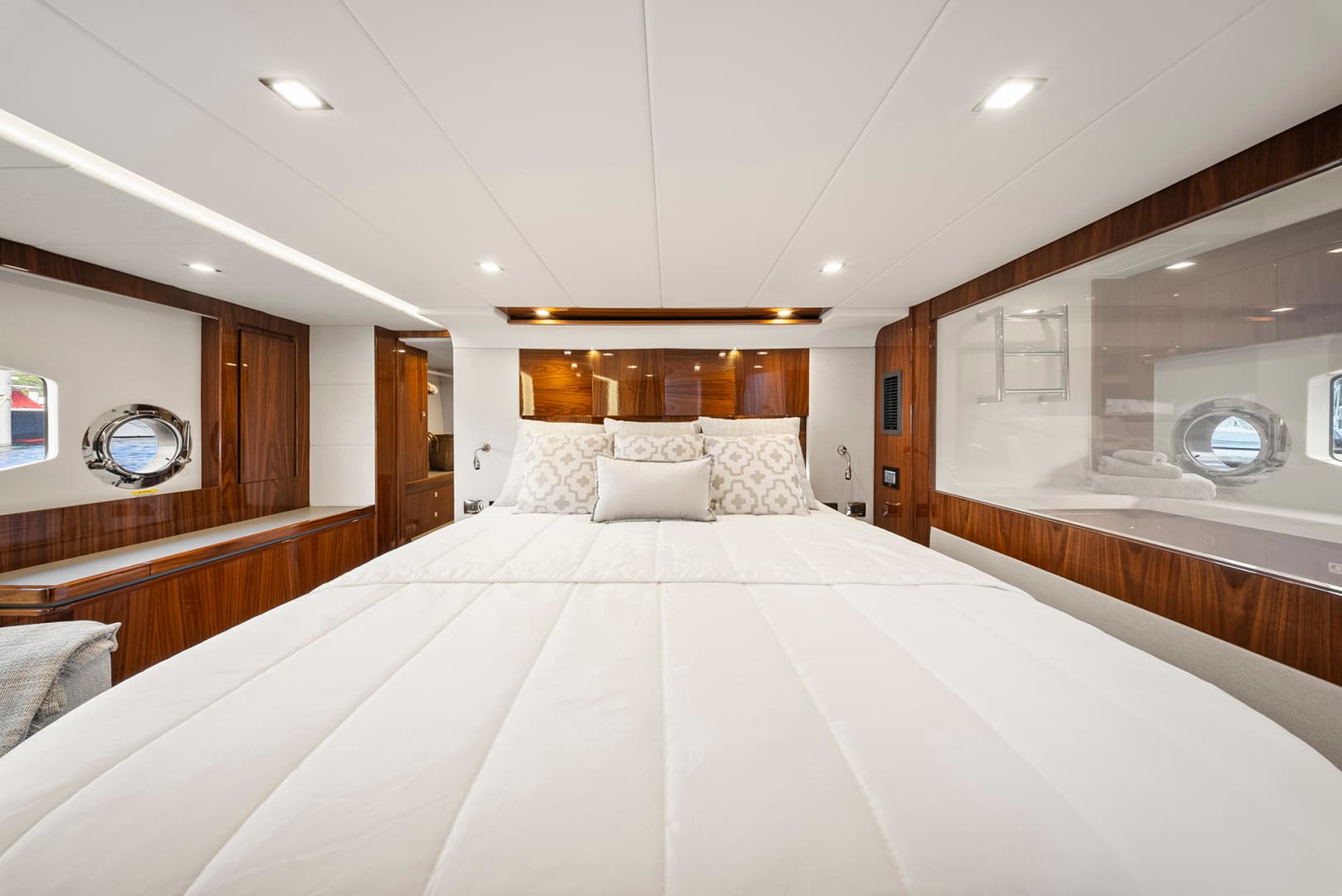 2024 Riviera 6000 SPORT YACHT - Image 86