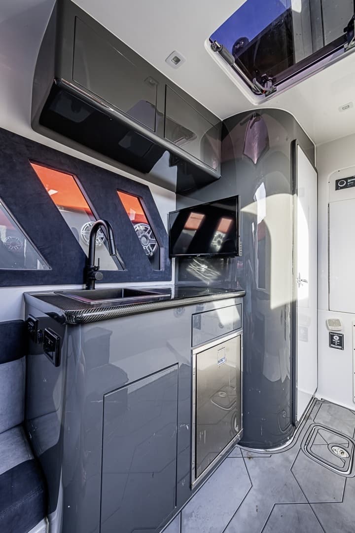2021 Midnight Express Solstice - Image 35