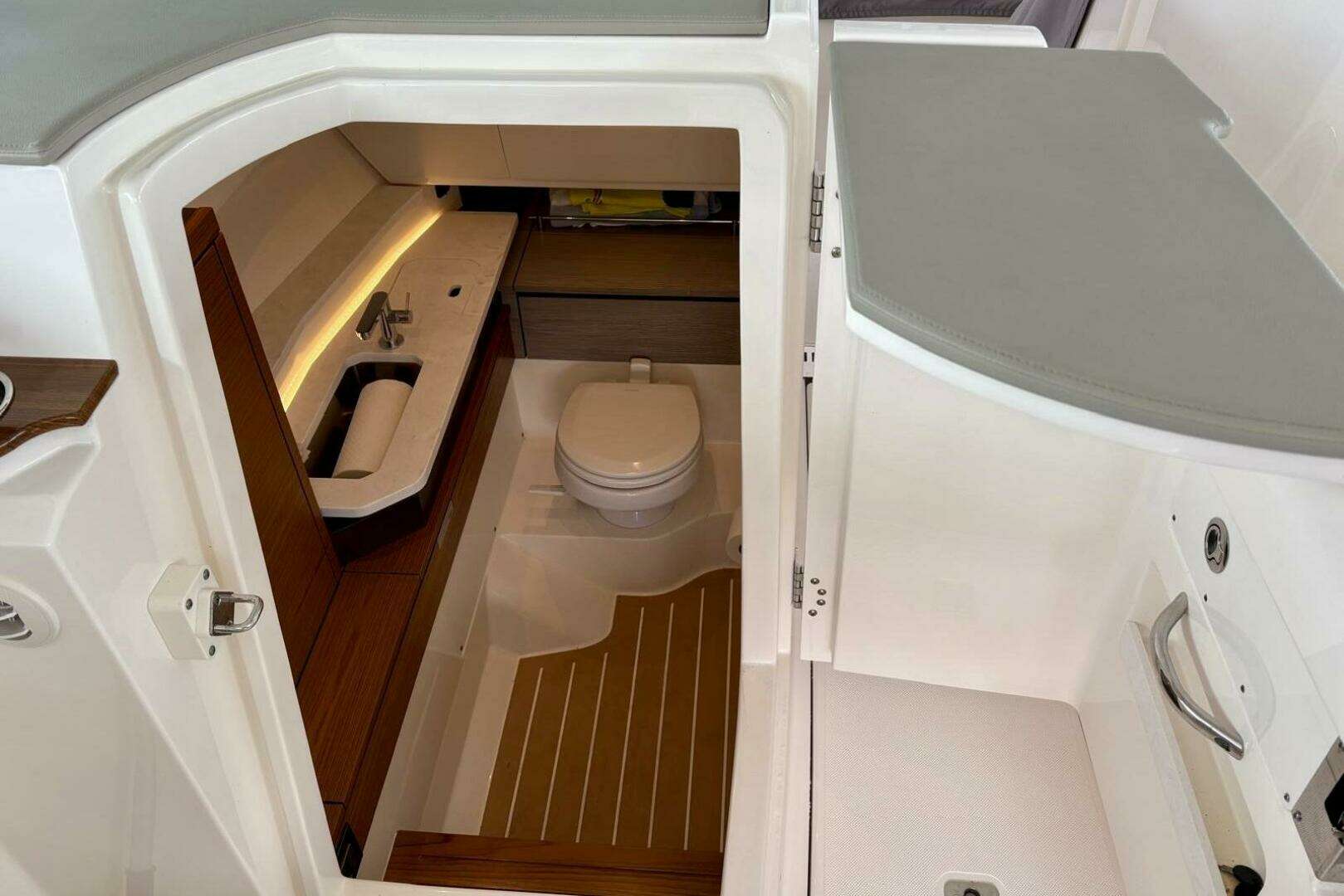 2024 Tiara Sport 34 LX - Image 14