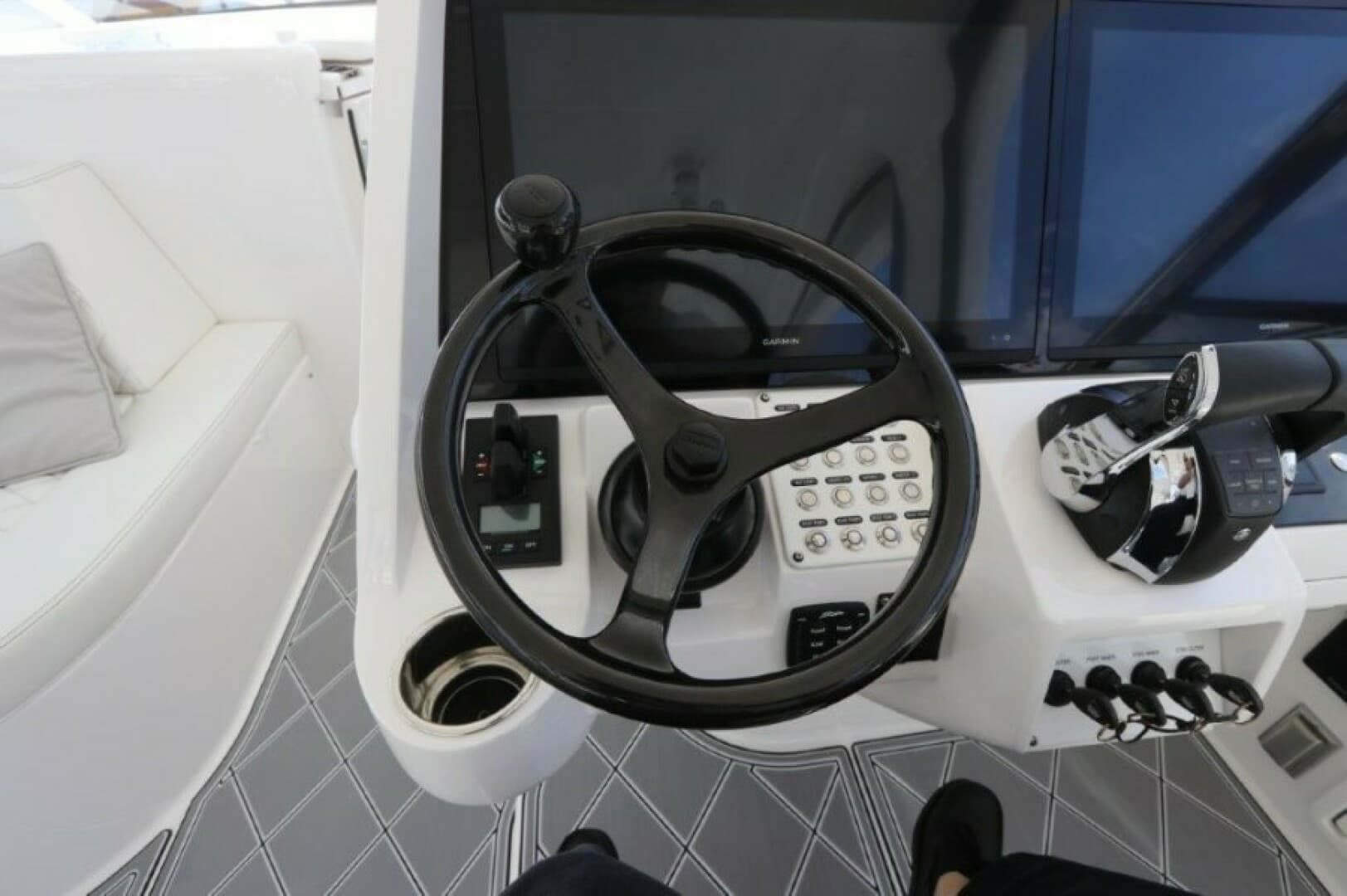 2019 Intrepid 475 Sport Yacht - Image 31