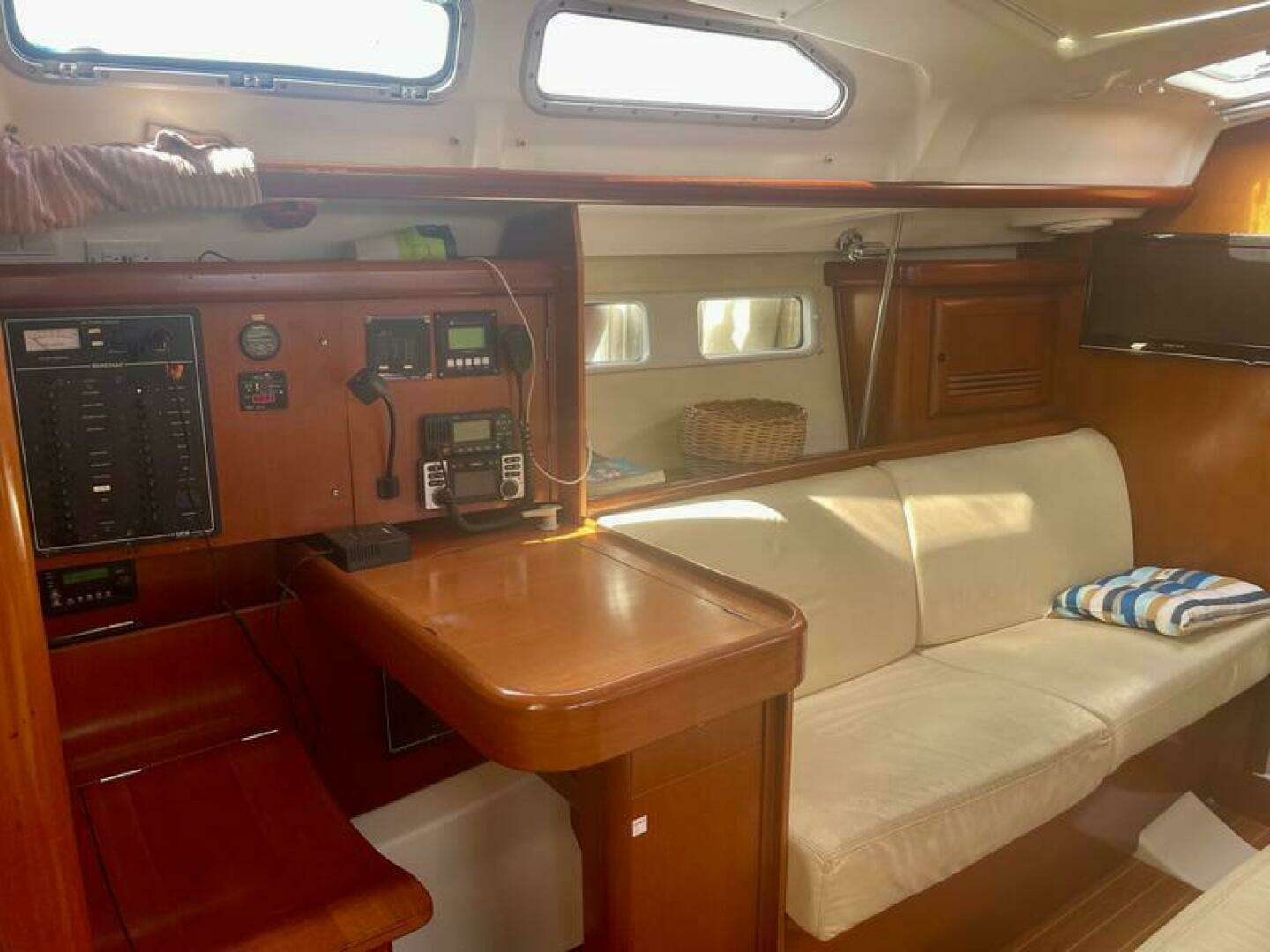 2007 Beneteau 423 - Image 4