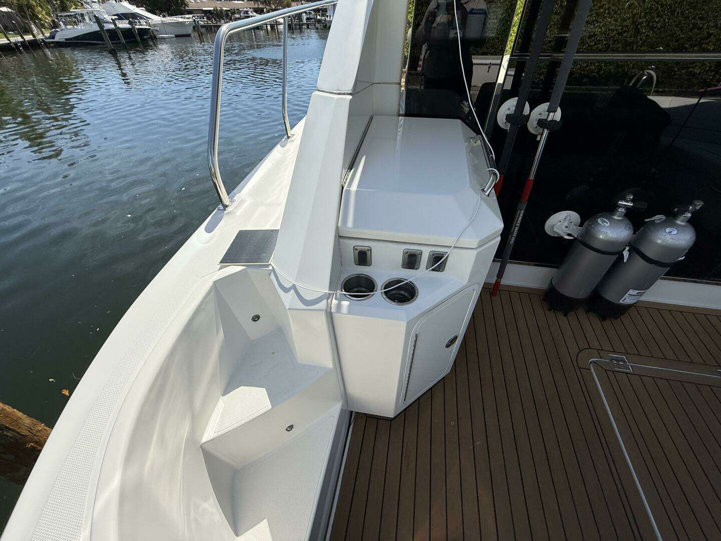 2014 Cruisers Yachts 45 Cantius - Image 37