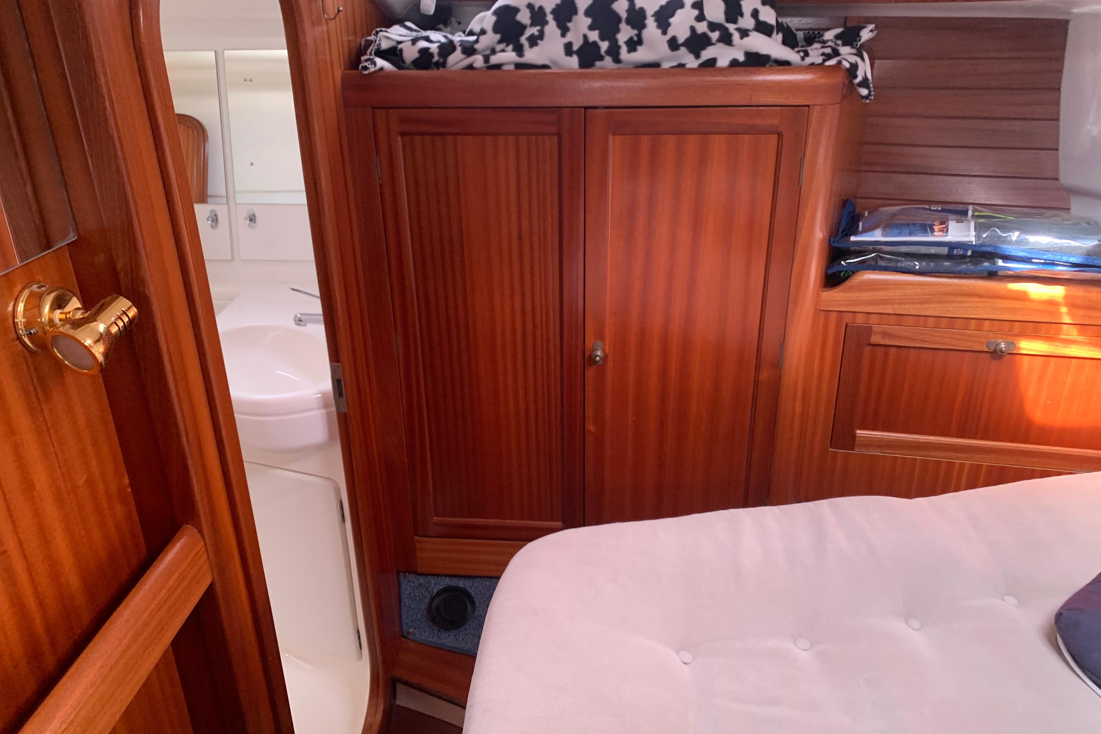 Interior of a 2000 Sunbeam 37 yacht with wooden cabinetry and cozy furnishings.