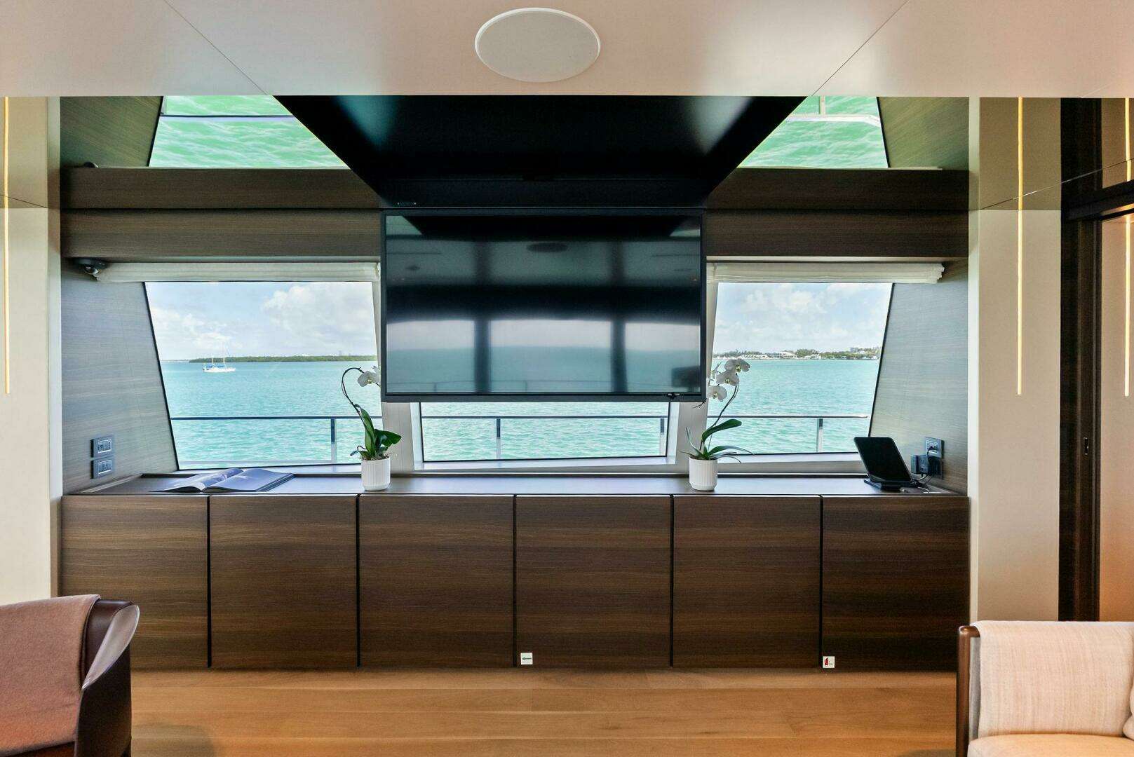 2023 Custom Line 33 Navetta - Image 43