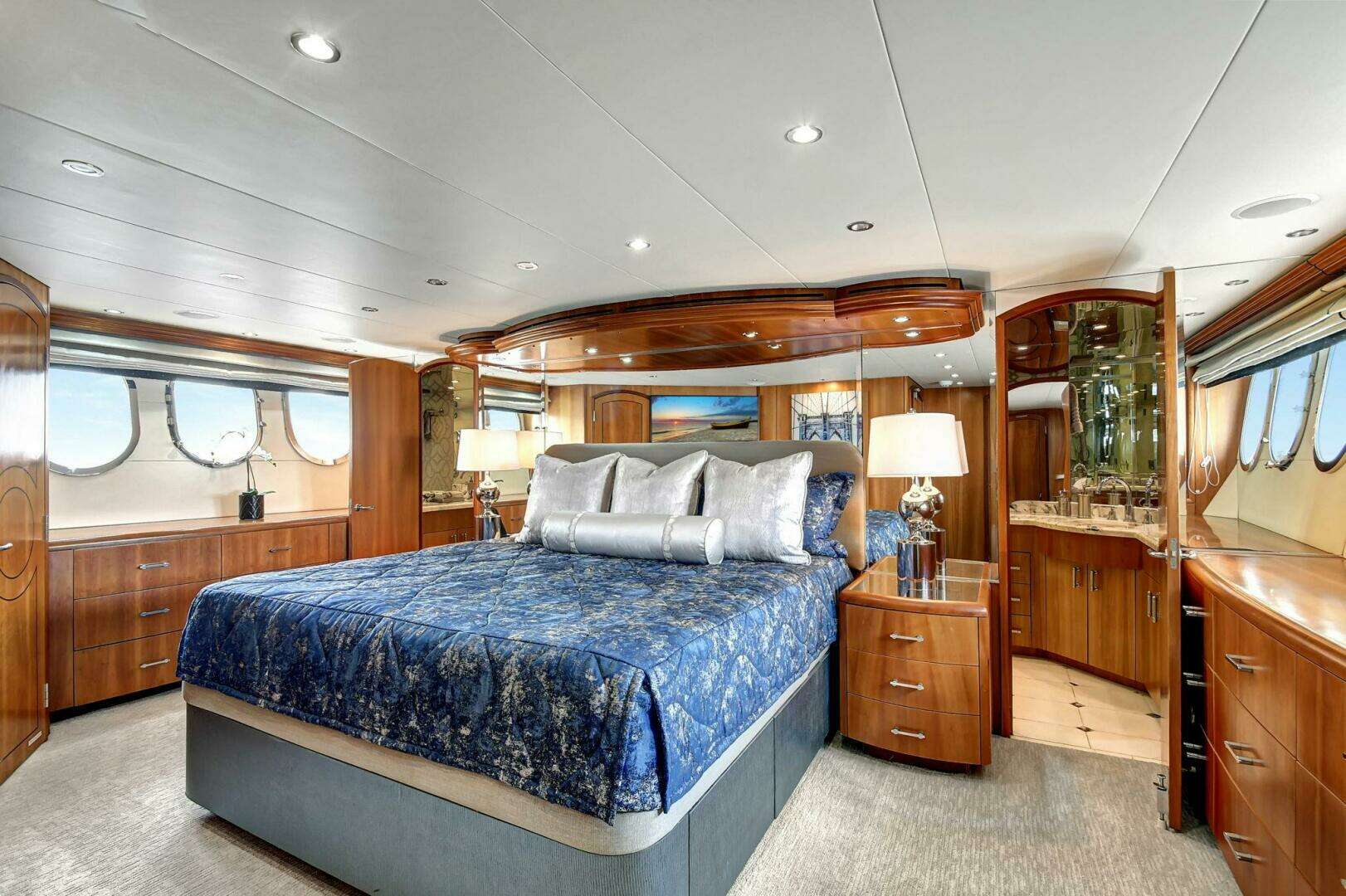 2005 Hatteras — - Image 23