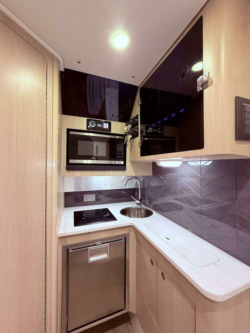 2006 Carver 43 Motor Yacht - Image 50