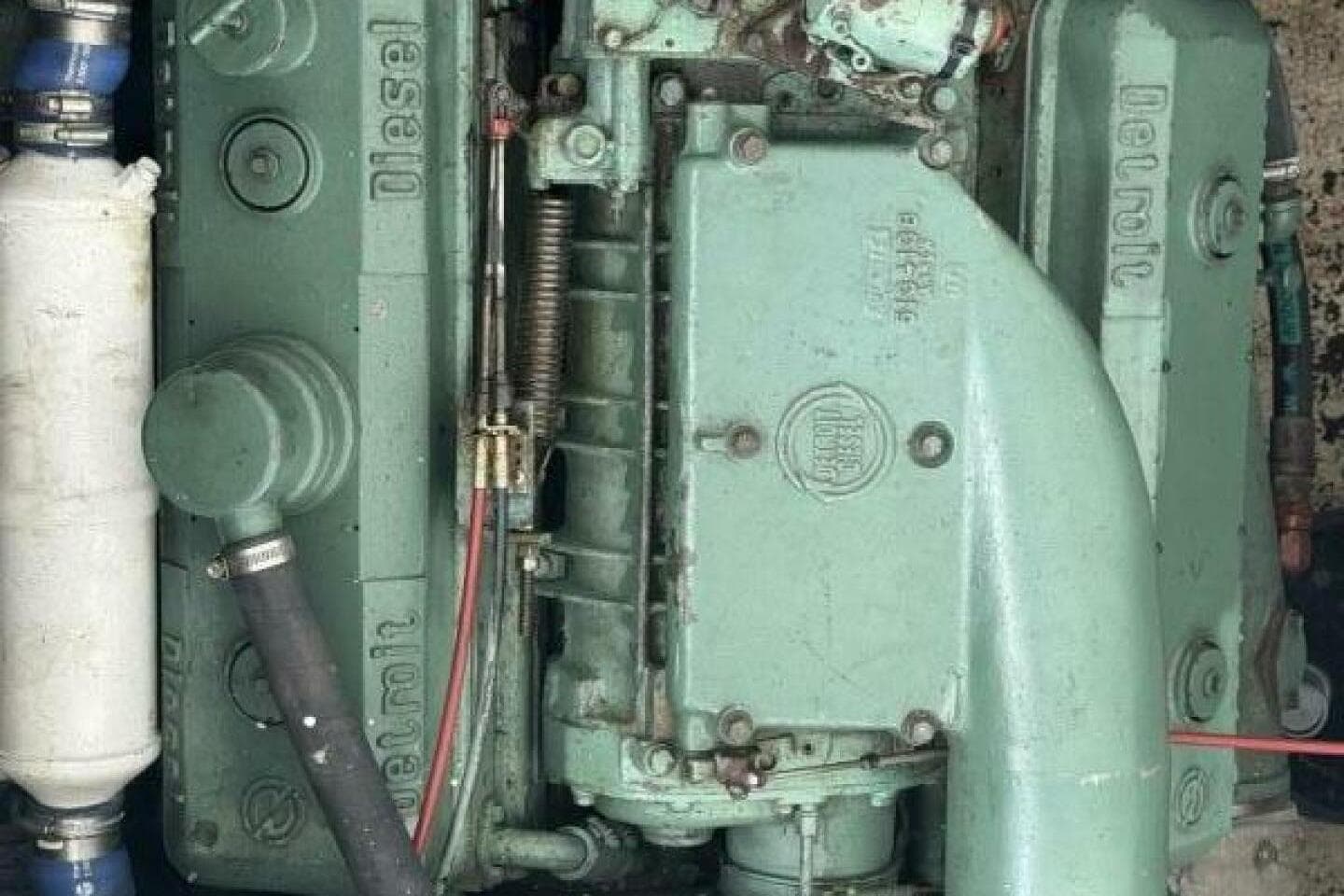 Green Detroit Diesel engine in a 1987 Monroe Custom 52 vehicle.