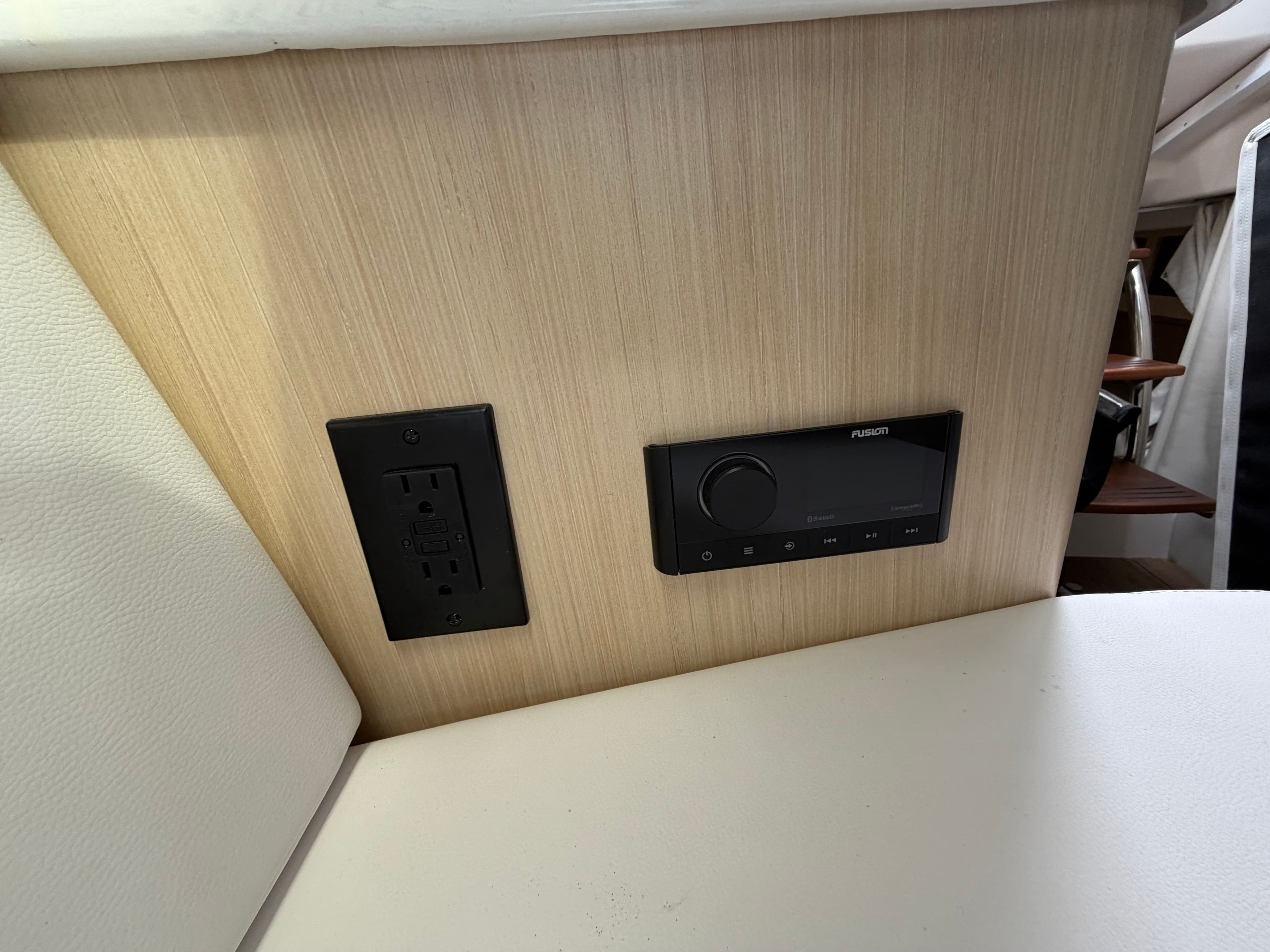 2024 REGAL 28 EXPRESS - Image 28