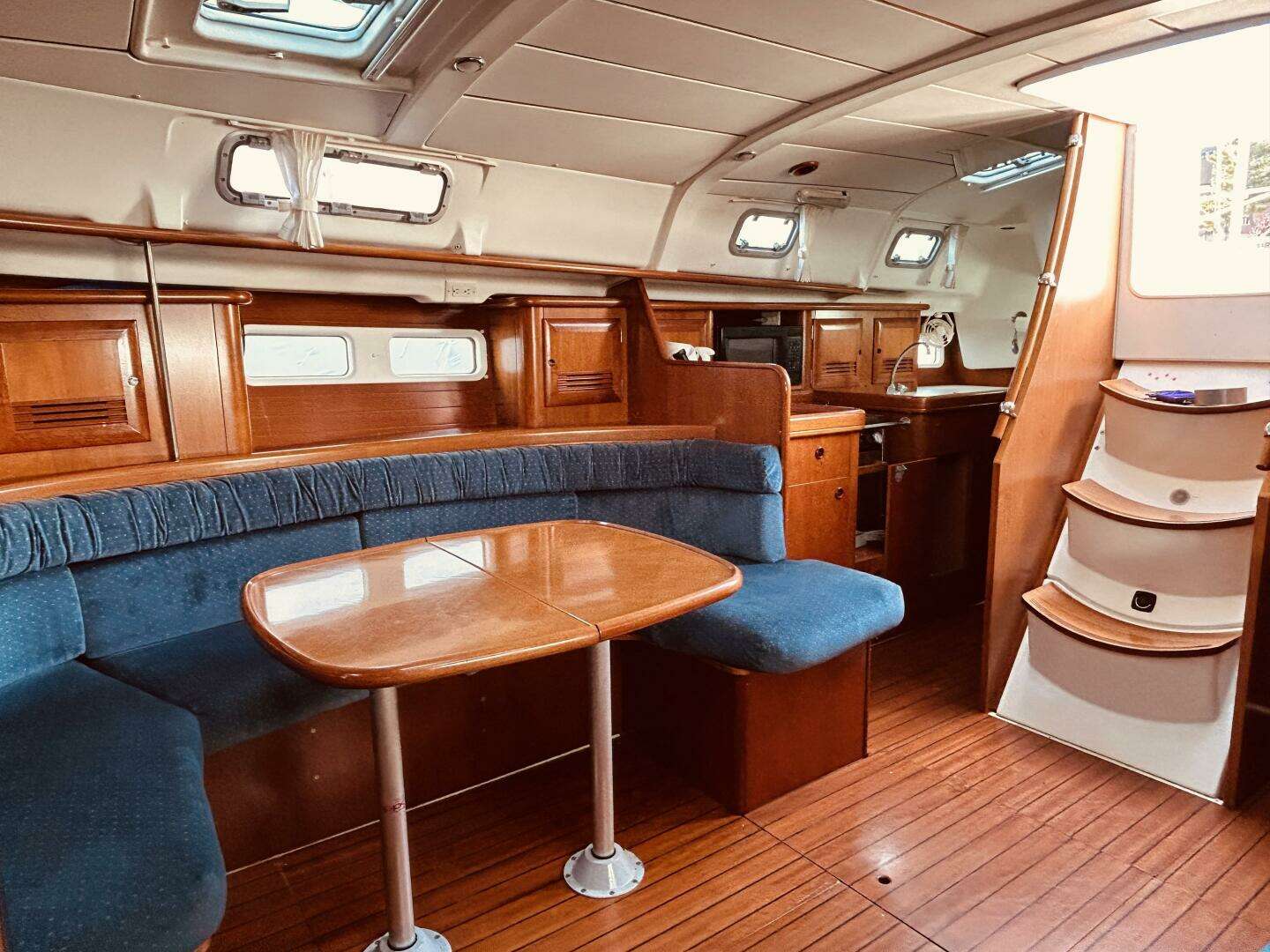 2001 Beneteau 411 - Image 8