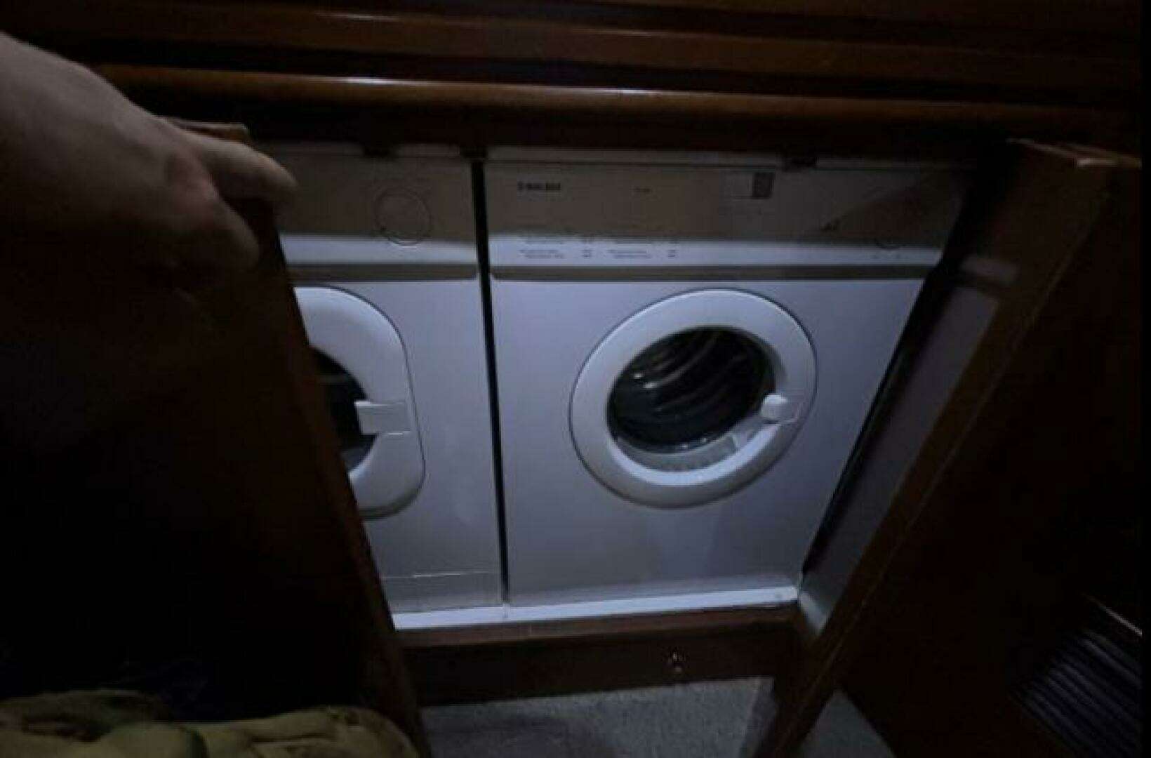 1998 Carver 530 Voyager - Image 37