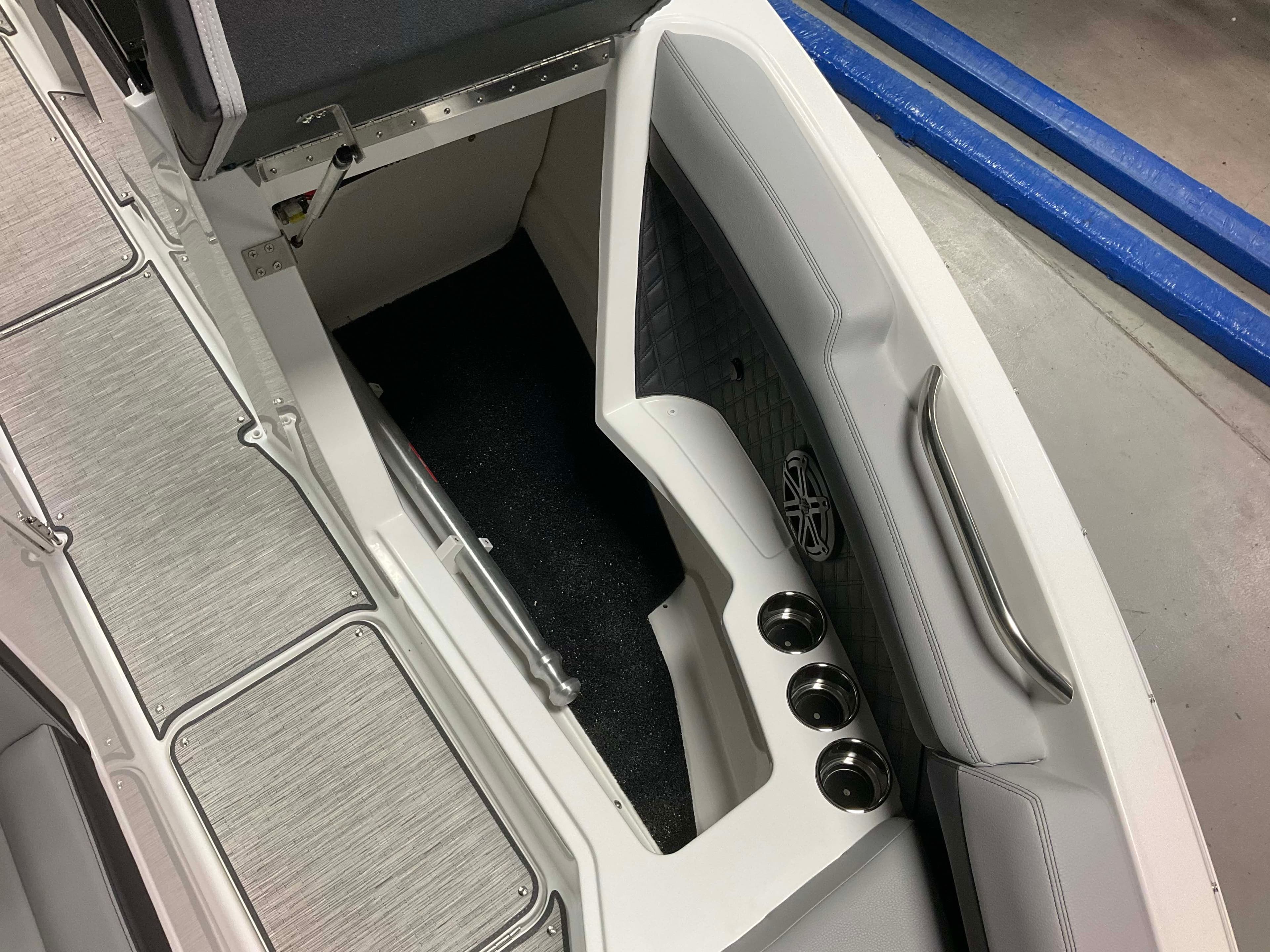 2026 Cobalt R4 Outboard - 14