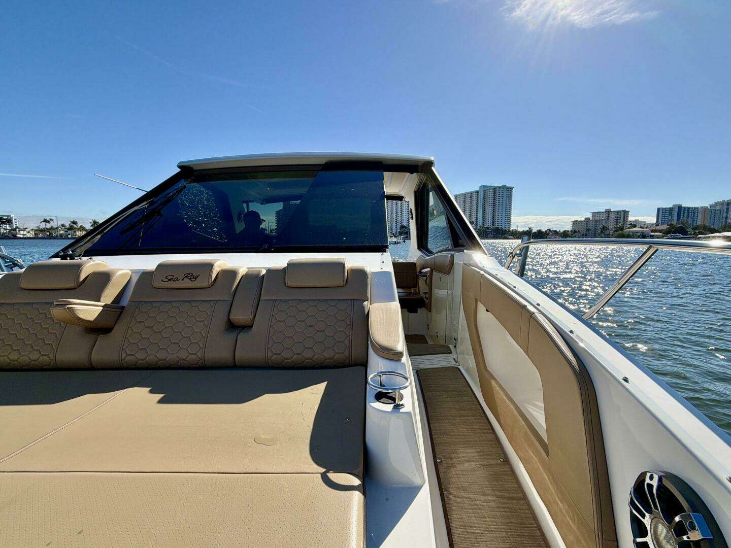 2022 Sea Ray Sundancer 320 - Image 15