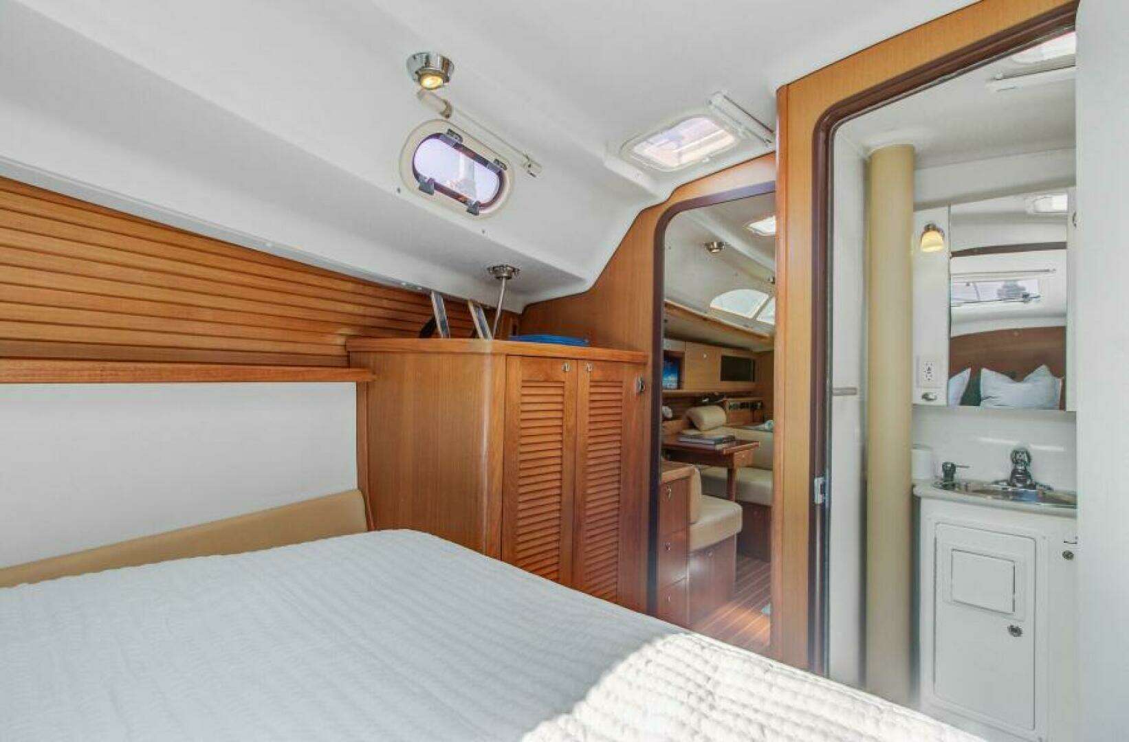 2011 Catalina 445 - Image 40