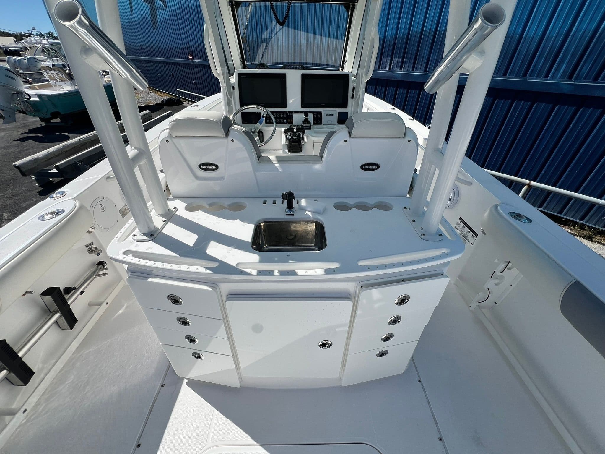 2017 EVERGLADES 325 CC - Image 4