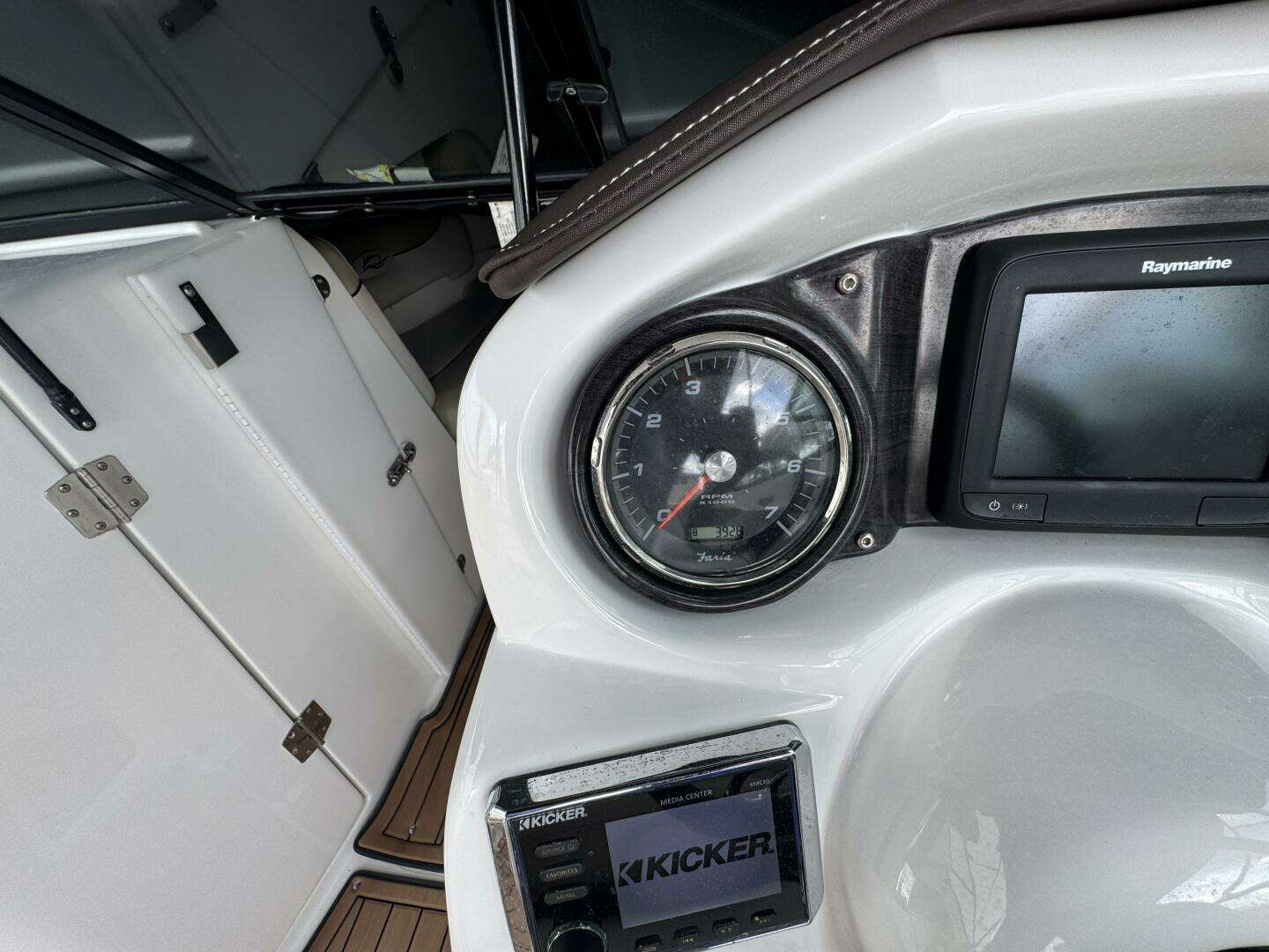 2017 Rinker QX 29 - Image 15