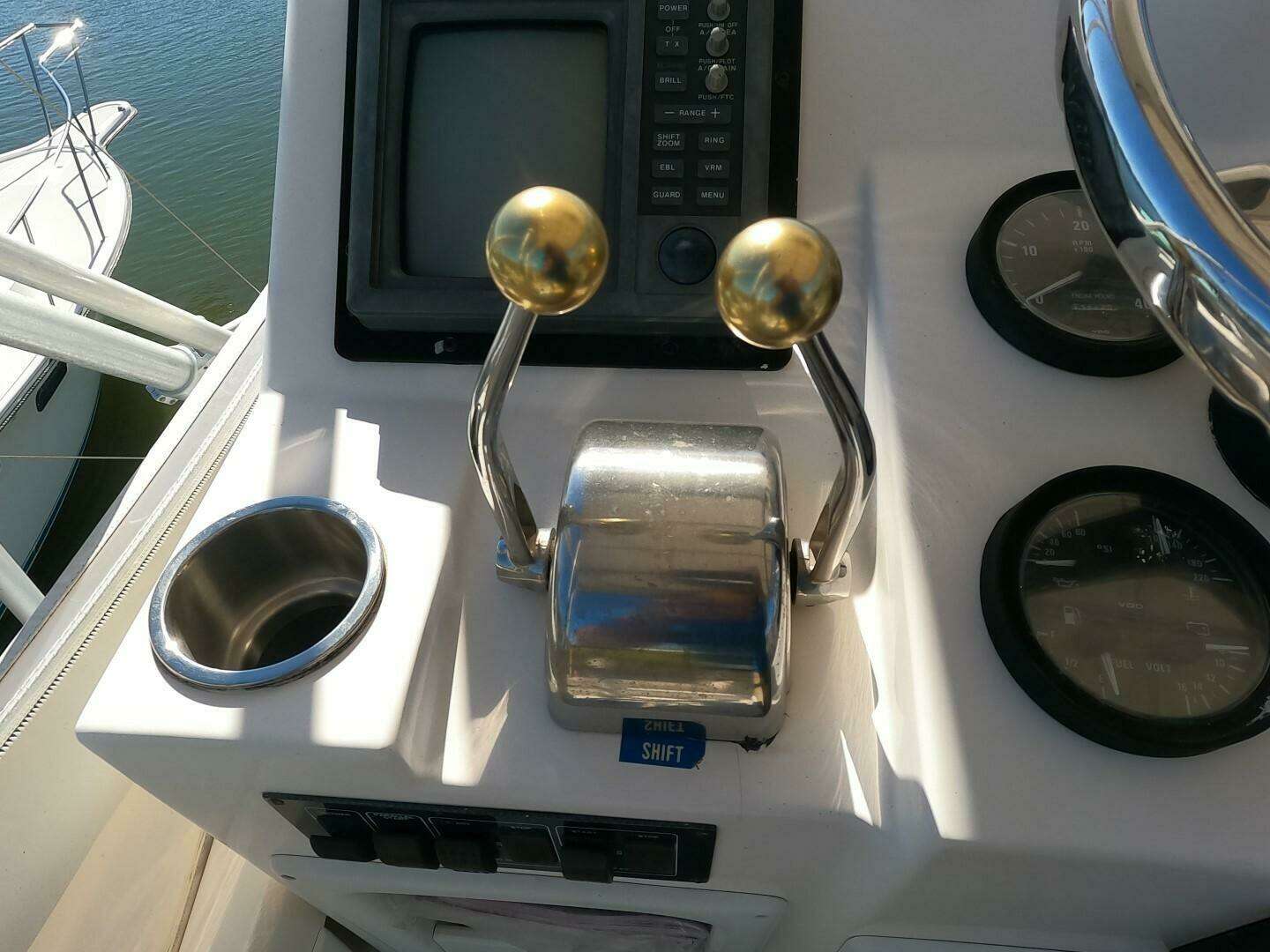 2002 Luhrs 34 Convertible - Image 9