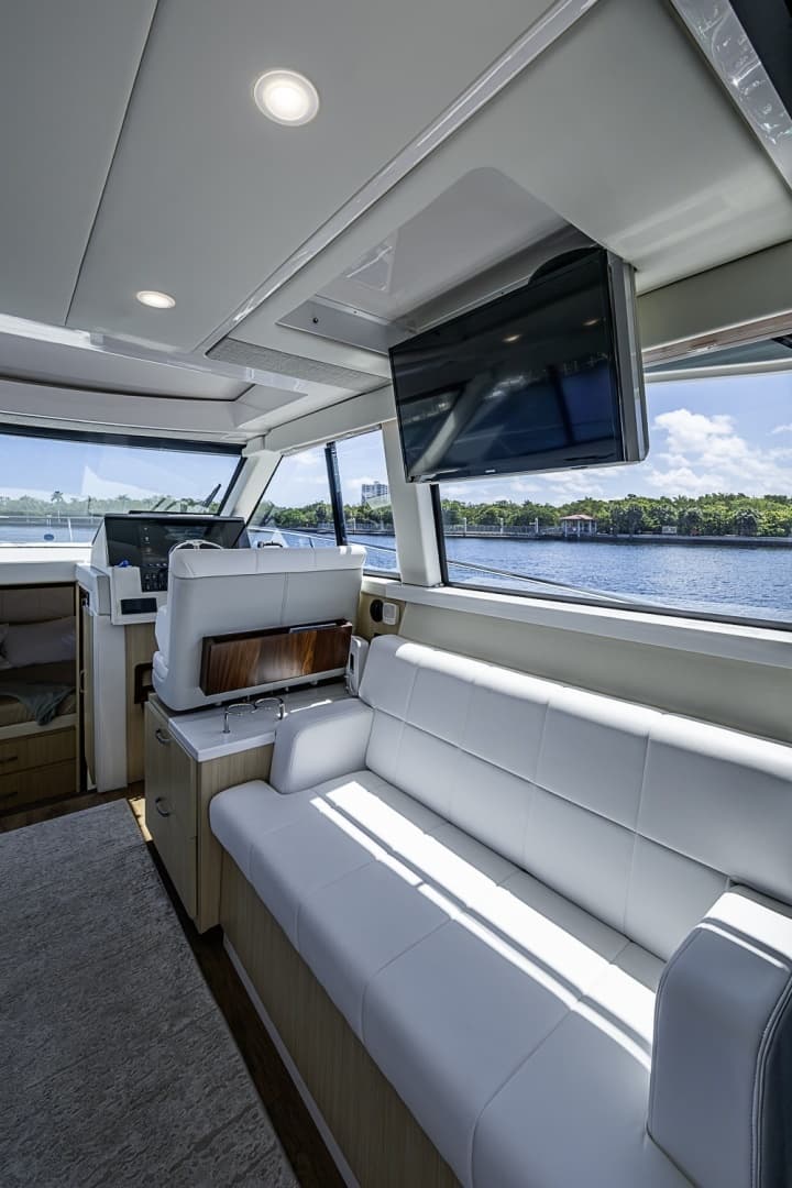2025 Regal 38 XO - Image 21