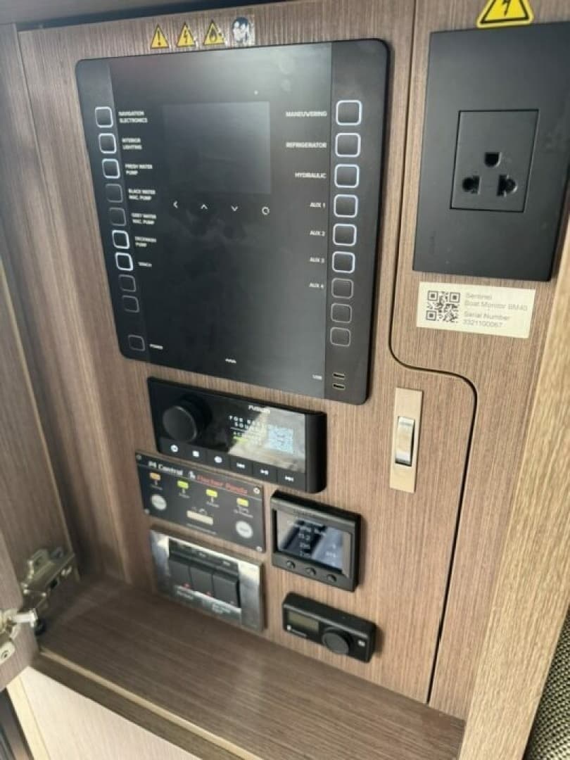 2023 Sealine SC335 - Image 11