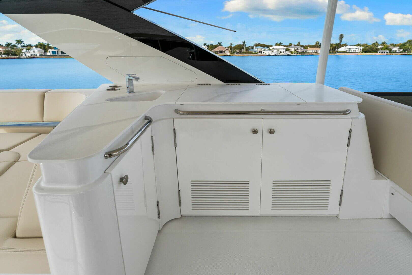 2026 Cruisers Yachts 57 FLY - Image 53