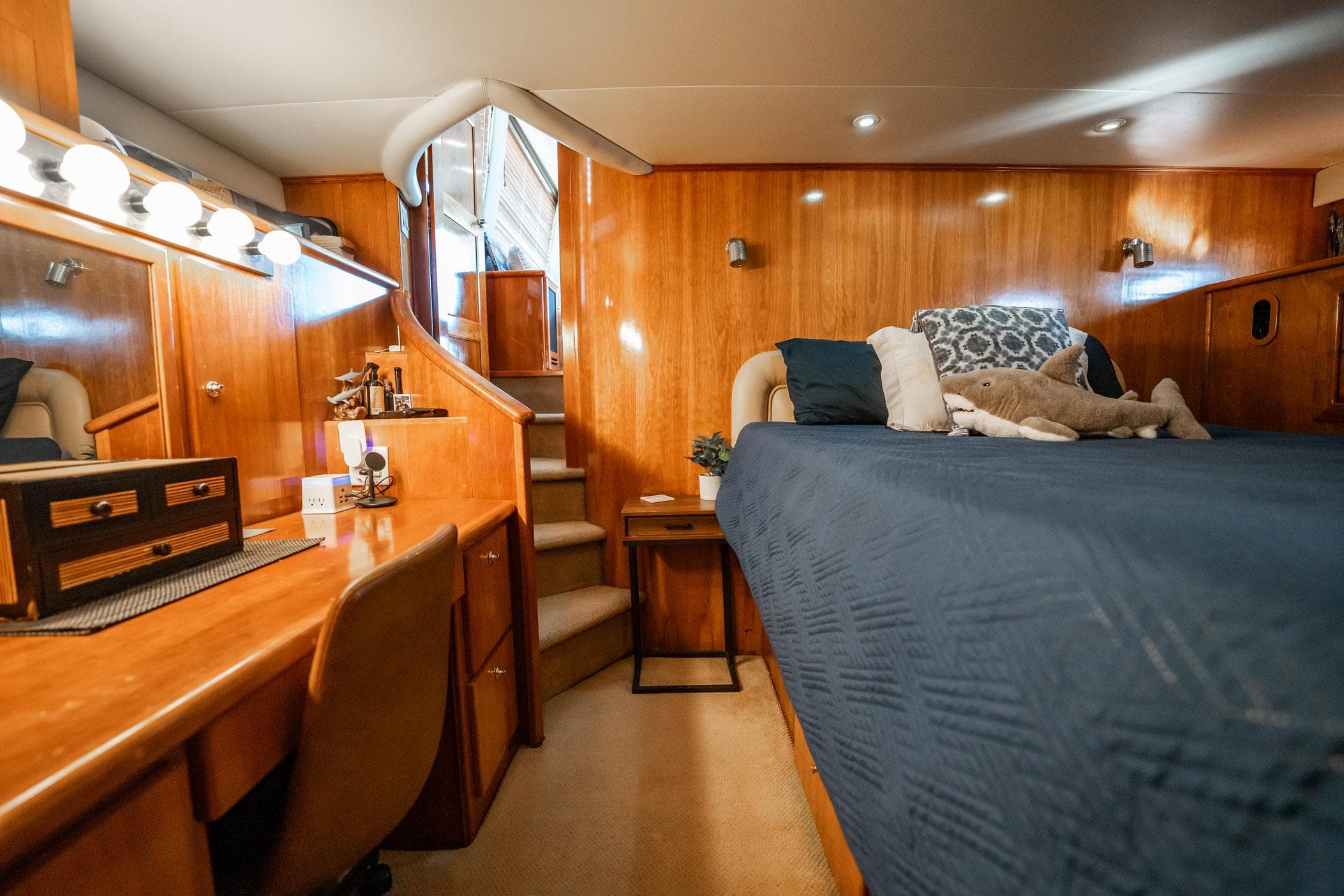 Luxurious 2004 Navigator 5700 Rival Pilothouse bedroom with elegant wood finish and cozy bedding.