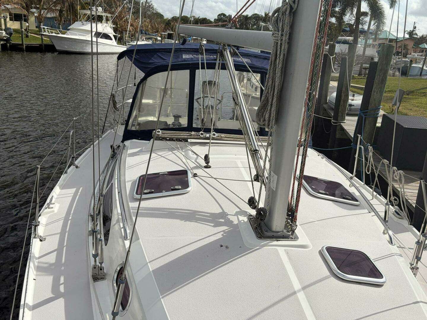 2004 Catalina 350 - Image 16