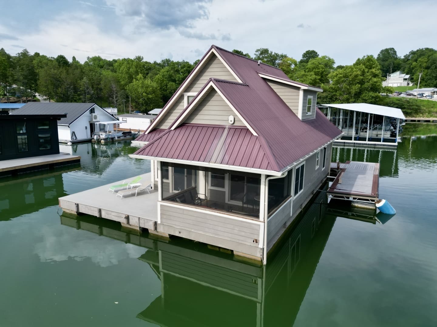 2010 Custom Floating Cabin - Approx 1340sqft - Image 7
