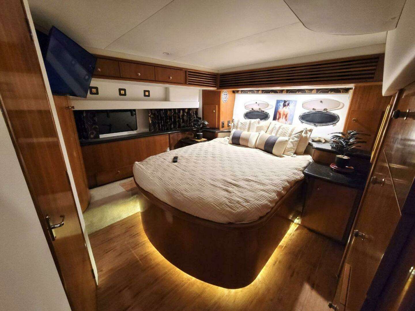 2001 Carver 40 Flybridge - Image 19
