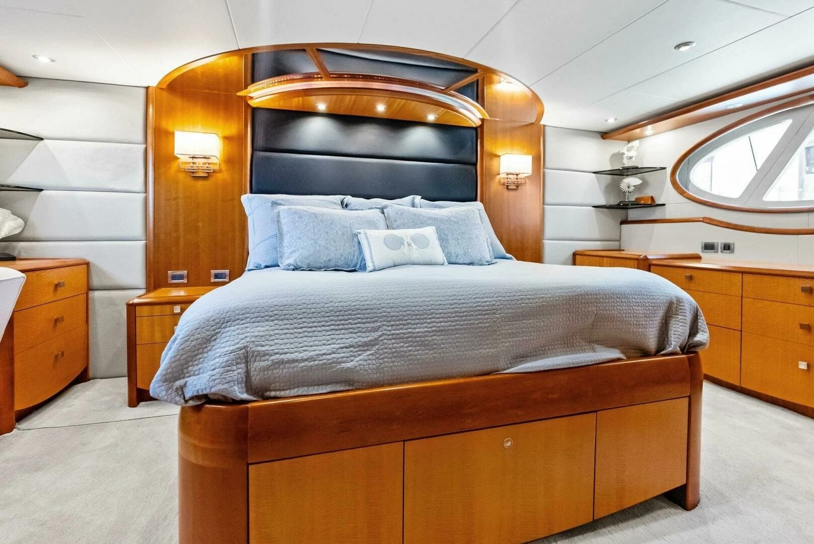 2006 Lazzara Yachts 84 Skylounge - Image 50