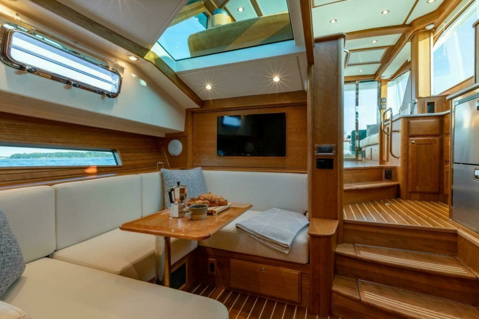 2027 Sabre 43 Salon Express - Image 10