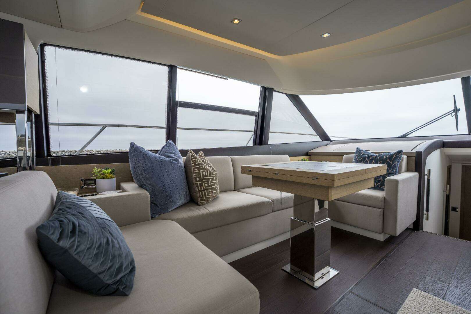 2018 Prestige 560 - Image 8