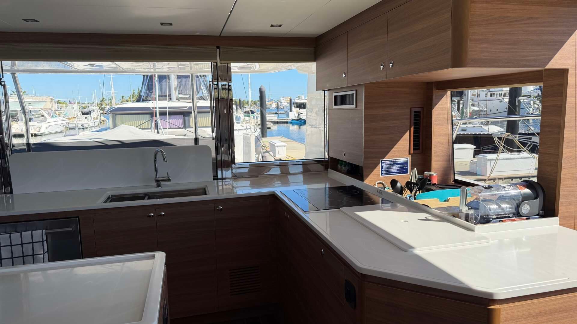 2025 Aquila 54 ENCLOSED BRIDGE - Image 33