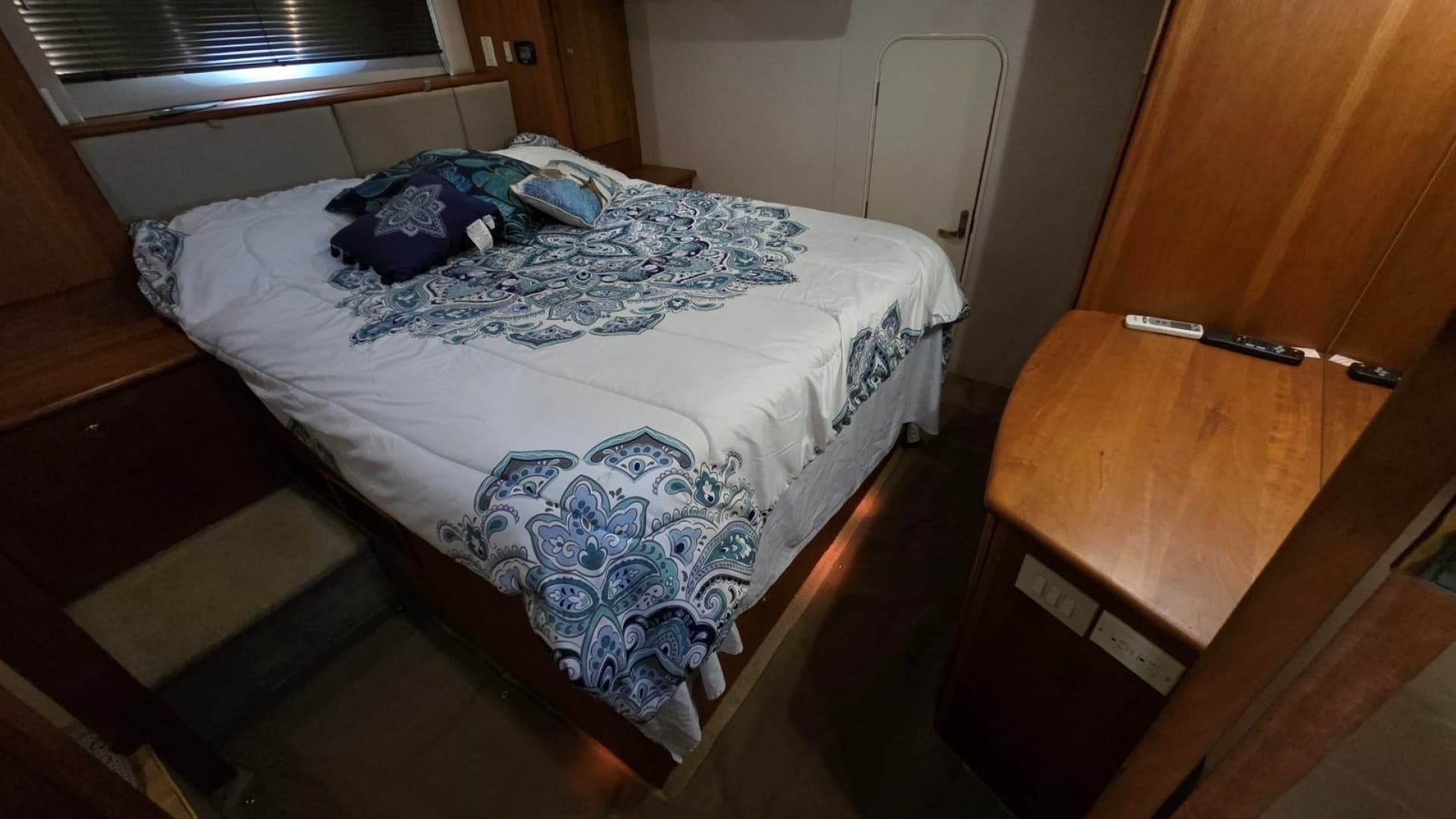2001 Silverton 453 Motor Yacht - Image 44