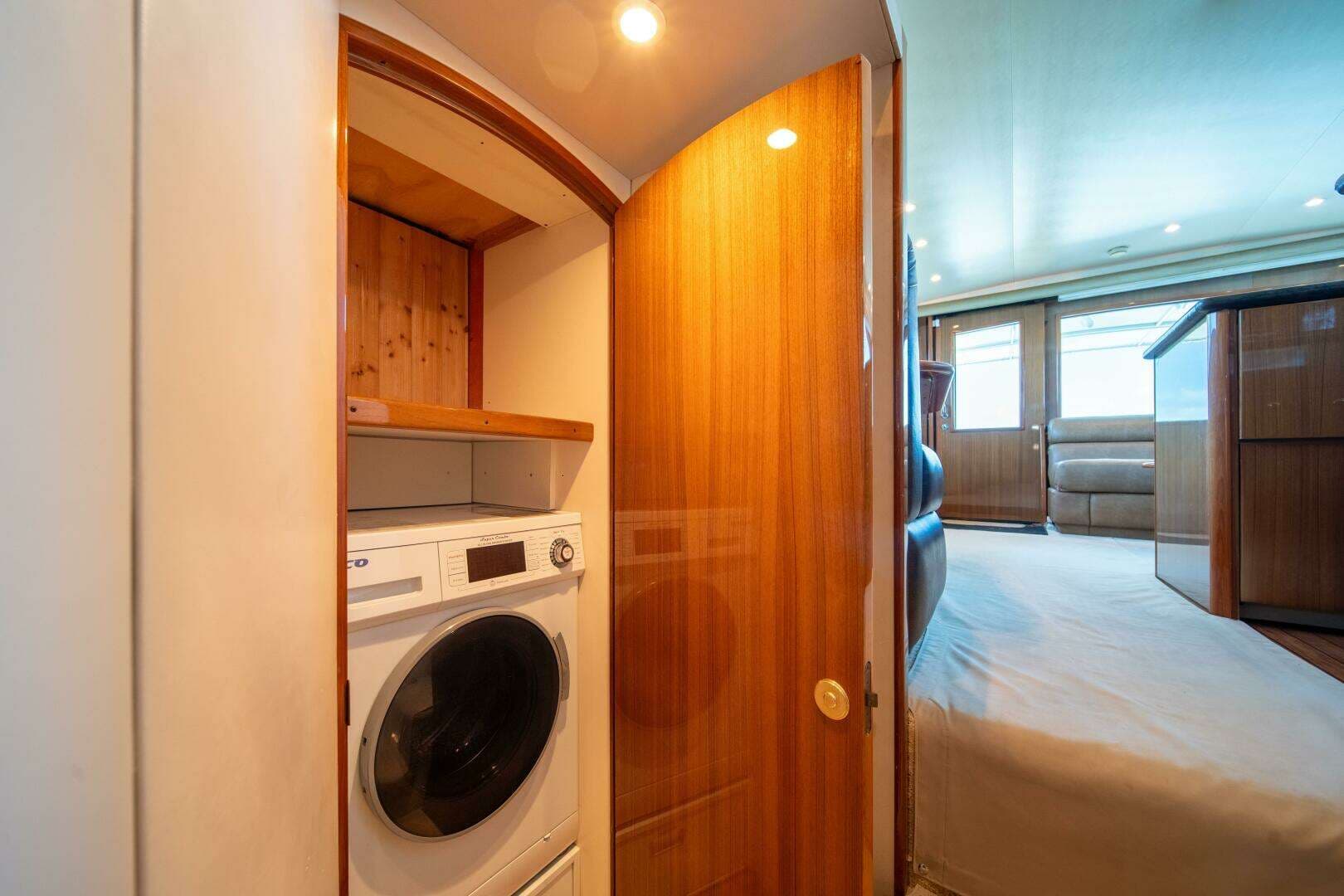2006 Viking 52 Convertible - Image 26